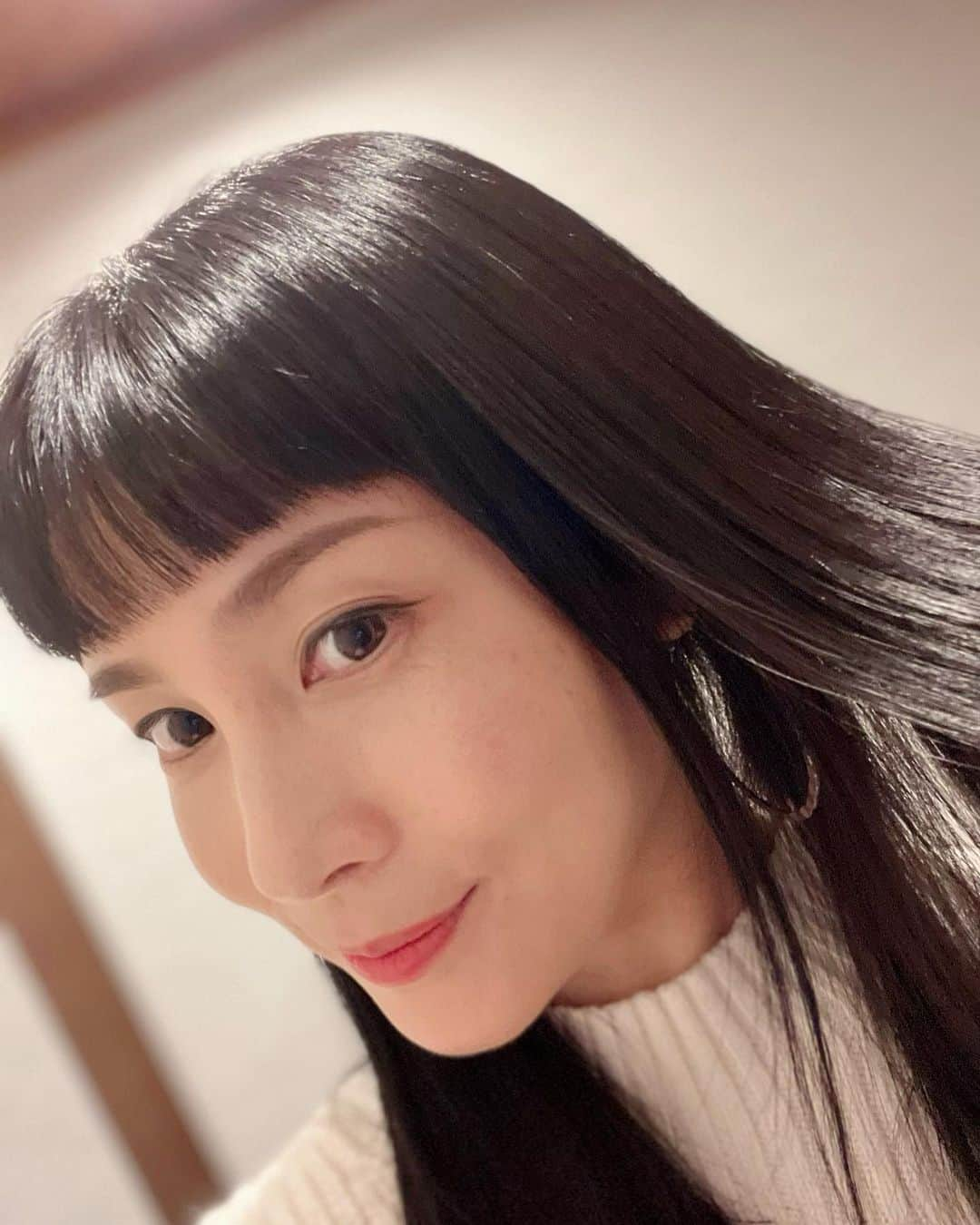 前田阿希子さんのインスタグラム写真 - (前田阿希子Instagram)「髪がーー！✨ 人生で１回はなってみたかった、 『髪トゥルーン！』になれました🤣 以前シャンプーとトリートメントをご紹介した『RoomieRooom』さん。 @kaminobyoin_roomieroom_bluefin  普通のサロンではなく、 髪質改善がメインの『髪の病院』です。  こちらのシャンプーがとても自分にあったので 一度髪質改善を受けてみたいなぁ…と思い、 お邪魔してきました😆  普通の縮毛矯正は髪の芯まで破壊してしまいますが、 こちらの髪質改善は、 髪の芯を破壊せず自然な丸みも残した 綺麗なストレートになるそう。  担当してくださったのは代表の小川さん。 施術中も小川さんは、 施術の仕組み、髪のケア法、 髪のお悩みはなぜ起きるのか？などを わかりやすく説明して下さいました。 おぉ…セミナーみたい🤩勉強になります！  忘れっぽい自分のためにも 書き残しておきますと…  ・頭皮を洗うときは桃を洗う力加減で！ （力をいれてのマッサージは 頭の毛細血管が潰れてしまって 髪に栄養がいかなくなり 白髪の原因の一因に！やってたよ…😱）  ・髪を乾かすときは、 指でガシガシかきあげながら乾かすのではなく 時間はかかりますが目の荒い櫛でとかしながら。 この時、上から風をあてる。 （双子がYouTubeタイムで 大人しくしているのみ可。だなぁ…🤣）  ・ドライヤーは温風だけでなく、 途中冷風をはさんでクールダウンしながら乾かす。 （やり始めました！バサバサになりにくい気がします！）  ・ヘアオイルを髪に直接塗ると 髪の毛に残留してしまうので、 お風呂上がりはミスト→クリーム→オイルの順に 髪につけ、そこから乾かす。 （マジかぁ…オイルつけて満足してたわ😂）  などなど…  その他にも本当にたくさんの美髪を作るコツから 肩こりの治し方🤣まで教えてくださり、 あっという間の施術時間でした。  仕上がりは… 小川さんが撮ってくださった私の後ろ姿を見て 『え？これ、違う人の写真じゃないです？』と 素で聞いてしまいました。 自分のbeforeとあまりにもかけ離れているー！！😱 自分で言うのもなんですが、 CMの仕上がりやん！と思いました🤣 （すみません、調子にのりました）  小川さんは 「ツヤのラインがまだギザギザでしょ？ 本当に整った髪はツヤがもっと真っ直ぐな線になります。 まだまだ改善の余地がありますよ！」と仰います😱✨  艶髪はまだまだ奥が深いなぁ…  でもとにかく大満足で、 一日中髪をムダにサラサラ触ってしまう今日この頃です。 ミストとかも揃えてキープしたい🤤  難点は、名古屋中心部からちょっと遠方😂 そしてお値段もお安くはない😂😂  でも、とんでもなくサラサラツヤツヤになれます。  髪がゴワゴワでお悩みの方ー！ 艶髪に人生いっぺんでいいからなりたい方ー！ 是非にーーー！😆✨  #髪の病院 #髪の病院名古屋   #髪質改善 #髪質改善名古屋  #縮毛矯正 #縮毛矯正名古屋  #トリートメント #トリートメント名古屋  #美髪#黒髪ロング #黒髪ロングストレート #初めてなったな髪トゥルーン #産後悩んでいた抜け毛にうねり #トゥルーンとなれました😆 #感謝感激 #ありがとうございました！」11月7日 11時45分 - akiko_1206