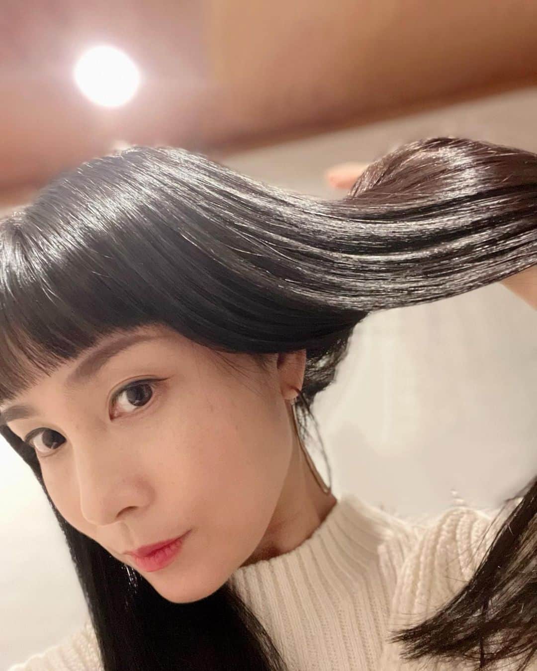 前田阿希子のインスタグラム：「髪がーー！✨ 人生で１回はなってみたかった、 『髪トゥルーン！』になれました🤣 以前シャンプーとトリートメントをご紹介した『RoomieRooom』さん。 @kaminobyoin_roomieroom_bluefin  普通のサロンではなく、 髪質改善がメインの『髪の病院』です。  こちらのシャンプーがとても自分にあったので 一度髪質改善を受けてみたいなぁ…と思い、 お邪魔してきました😆  普通の縮毛矯正は髪の芯まで破壊してしまいますが、 こちらの髪質改善は、 髪の芯を破壊せず自然な丸みも残した 綺麗なストレートになるそう。  担当してくださったのは代表の小川さん。 施術中も小川さんは、 施術の仕組み、髪のケア法、 髪のお悩みはなぜ起きるのか？などを わかりやすく説明して下さいました。 おぉ…セミナーみたい🤩勉強になります！  忘れっぽい自分のためにも 書き残しておきますと…  ・頭皮を洗うときは桃を洗う力加減で！ （力をいれてのマッサージは 頭の毛細血管が潰れてしまって 髪に栄養がいかなくなり 白髪の原因の一因に！やってたよ…😱）  ・髪を乾かすときは、 指でガシガシかきあげながら乾かすのではなく 時間はかかりますが目の荒い櫛でとかしながら。 この時、上から風をあてる。 （双子がYouTubeタイムで 大人しくしているのみ可。だなぁ…🤣）  ・ドライヤーは温風だけでなく、 途中冷風をはさんでクールダウンしながら乾かす。 （やり始めました！バサバサになりにくい気がします！）  ・ヘアオイルを髪に直接塗ると 髪の毛に残留してしまうので、 お風呂上がりはミスト→クリーム→オイルの順に 髪につけ、そこから乾かす。 （マジかぁ…オイルつけて満足してたわ😂）  などなど…  その他にも本当にたくさんの美髪を作るコツから 肩こりの治し方🤣まで教えてくださり、 あっという間の施術時間でした。  仕上がりは… 小川さんが撮ってくださった私の後ろ姿を見て 『え？これ、違う人の写真じゃないです？』と 素で聞いてしまいました。 自分のbeforeとあまりにもかけ離れているー！！😱 自分で言うのもなんですが、 CMの仕上がりやん！と思いました🤣 （すみません、調子にのりました）  小川さんは 「ツヤのラインがまだギザギザでしょ？ 本当に整った髪はツヤがもっと真っ直ぐな線になります。 まだまだ改善の余地がありますよ！」と仰います😱✨  艶髪はまだまだ奥が深いなぁ…  でもとにかく大満足で、 一日中髪をムダにサラサラ触ってしまう今日この頃です。 ミストとかも揃えてキープしたい🤤  難点は、名古屋中心部からちょっと遠方😂 そしてお値段もお安くはない😂😂  でも、とんでもなくサラサラツヤツヤになれます。  髪がゴワゴワでお悩みの方ー！ 艶髪に人生いっぺんでいいからなりたい方ー！ 是非にーーー！😆✨  #髪の病院 #髪の病院名古屋   #髪質改善 #髪質改善名古屋  #縮毛矯正 #縮毛矯正名古屋  #トリートメント #トリートメント名古屋  #美髪#黒髪ロング #黒髪ロングストレート #初めてなったな髪トゥルーン #産後悩んでいた抜け毛にうねり #トゥルーンとなれました😆 #感謝感激 #ありがとうございました！」
