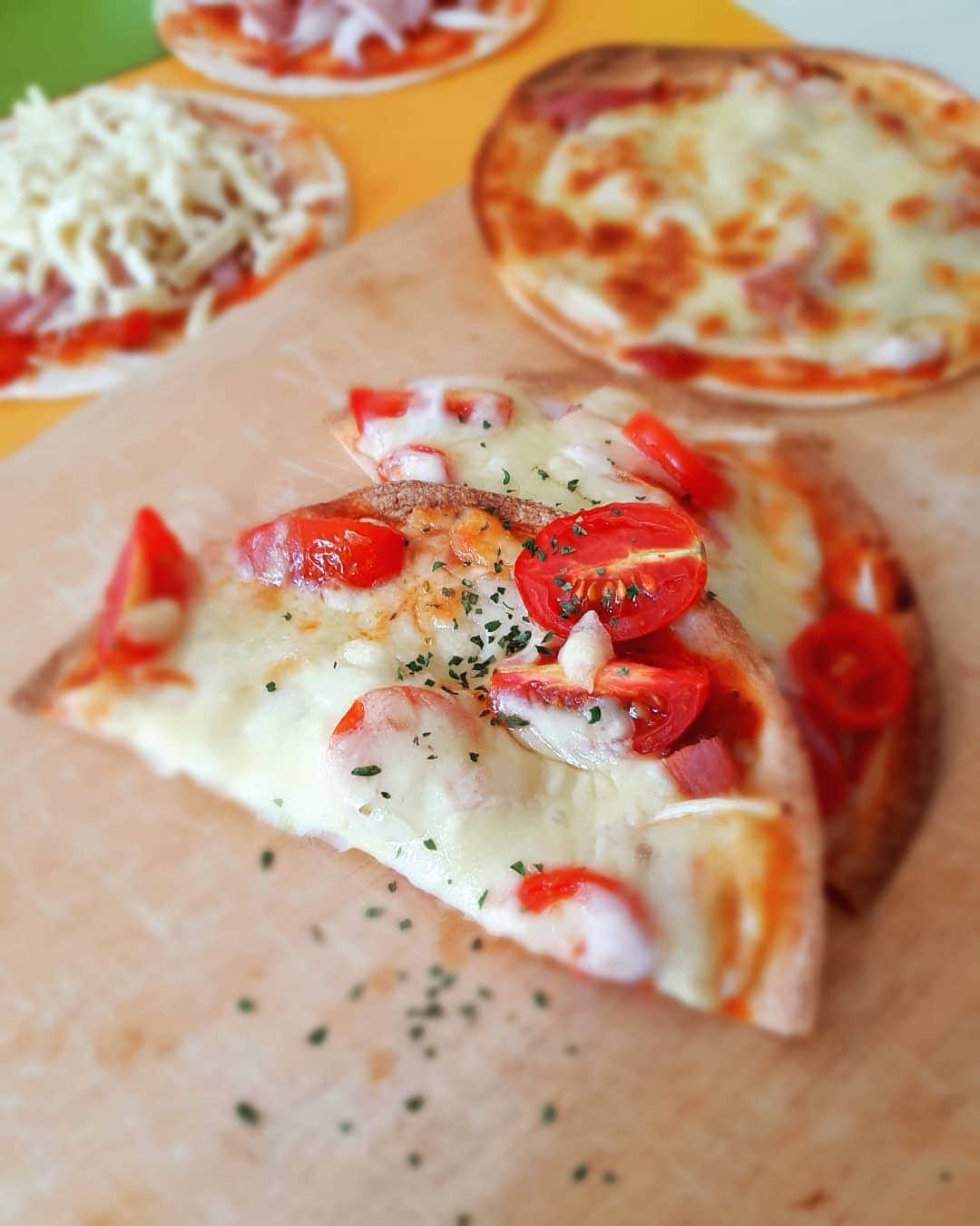 阿部美穂子さんのインスタグラム写真 - (阿部美穂子Instagram)「🍕 ご飯前のアペタイザー たっぷりチーズピザ🧀 간식 피자 만들기🥤 #前菜#おやつ#チーズたっぷり#ピザ #간식#피자#🥗#homemade#pizza」11月7日 12時04分 - miiko904