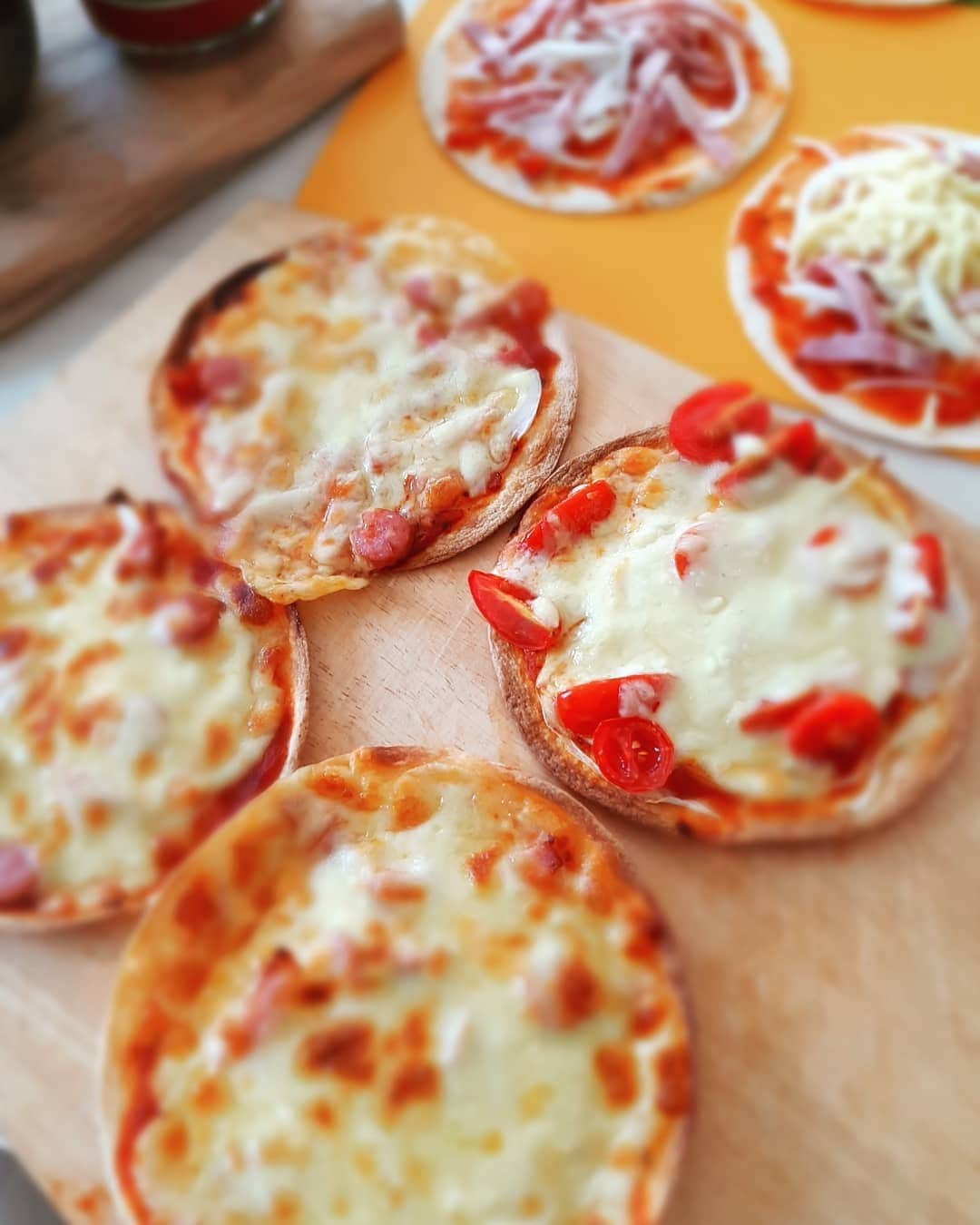 阿部美穂子さんのインスタグラム写真 - (阿部美穂子Instagram)「🍕 ご飯前のアペタイザー たっぷりチーズピザ🧀 간식 피자 만들기🥤 #前菜#おやつ#チーズたっぷり#ピザ #간식#피자#🥗#homemade#pizza」11月7日 12時04分 - miiko904