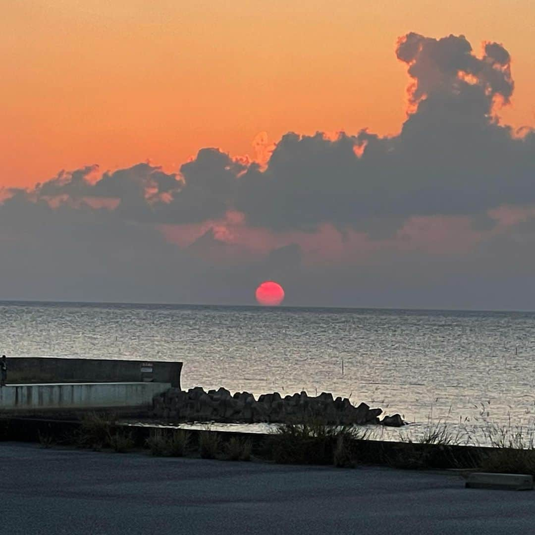 鎌田紘子さんのインスタグラム写真 - (鎌田紘子Instagram)「完全無加工の夕陽なんだけど、 こんな蛍光みたいな色味で赤いの見たことある？」11月7日 12時04分 - hirokokamata12