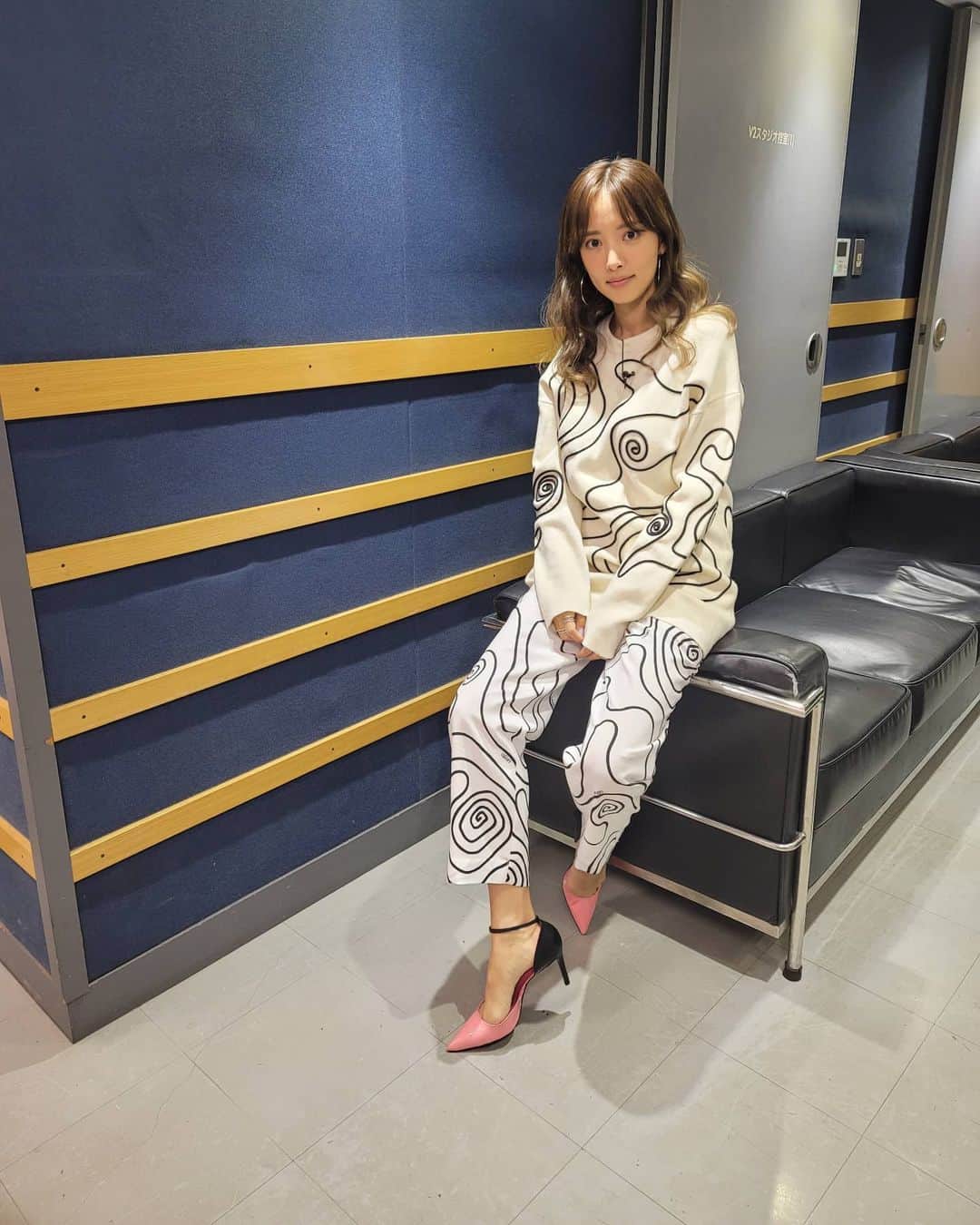 のインスタグラム：「⏰今夜8時⏰ 【これが定番！世代別ベストソング ミュージックジェネレーション】だよー😚 みてね🦄 knit,pants @un3d_official jewelry @agete_official @atelierstcat shoes @hoshino_bespoke_shoes」