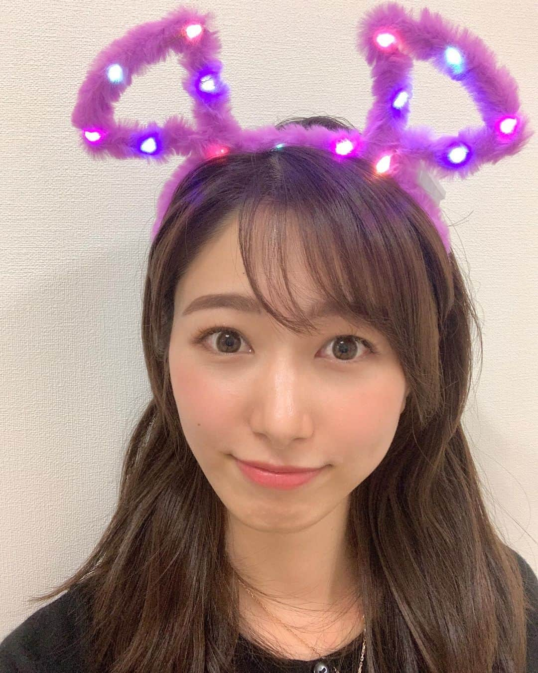 海老原優香さんのインスタグラム写真 - (海老原優香Instagram)「光るカチューチャ🤩 一瞬お家で被って満足した先週の日曜日🐈‍⬛🎃  そして今週は#プロ野球ニュース #クライマックスシリーズ ⚾️  次のモンブランみたいな色合いの衣装 美味しそうでした🧁🤤  #ロッテ#楽天#ＺＯＺＯマリン #阪神#巨人#甲子園#野球 #岩本さんの高速キュンです💕 #モンブラン#🧁#秋コーデ」11月7日 17時50分 - ebioffi