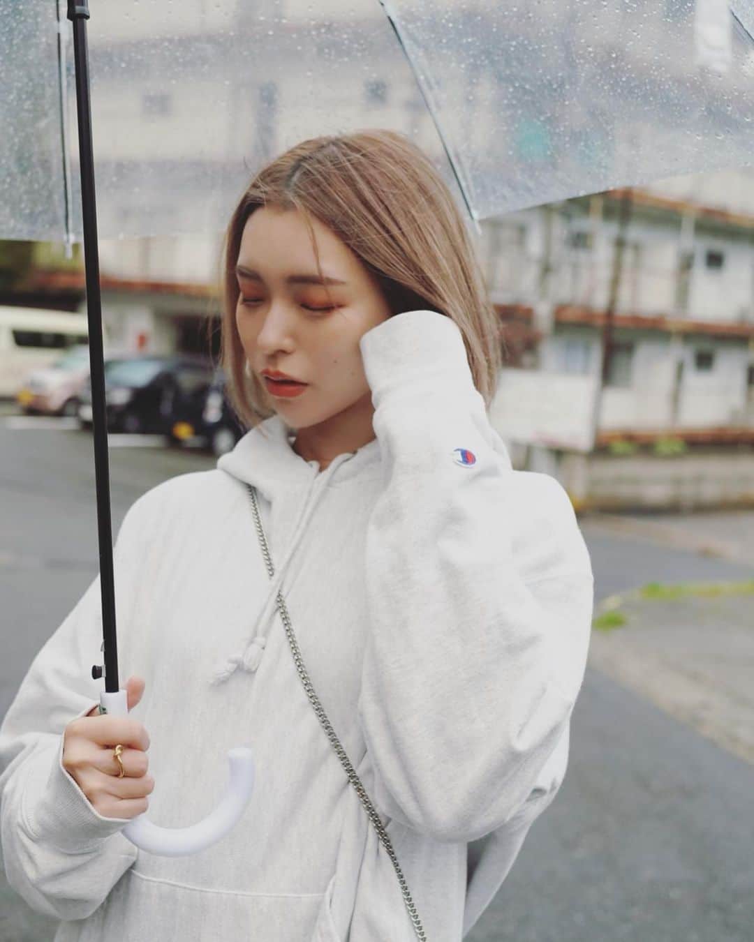 Hitomiのインスタグラム：「❤︎  新潟は来週からほぼ雨予報☔︎ 雨の日も悪くないんだよね 雨にしか出せないこの雰囲気が好きなの☁️ 雨も好きな人いる？  #新潟　#niigata #model #モデル　#温泉　#田舎暮らし #田舎　#福島 #fukushima #会津 #会津若松　#パーカー女子 #パーカー　#雨」
