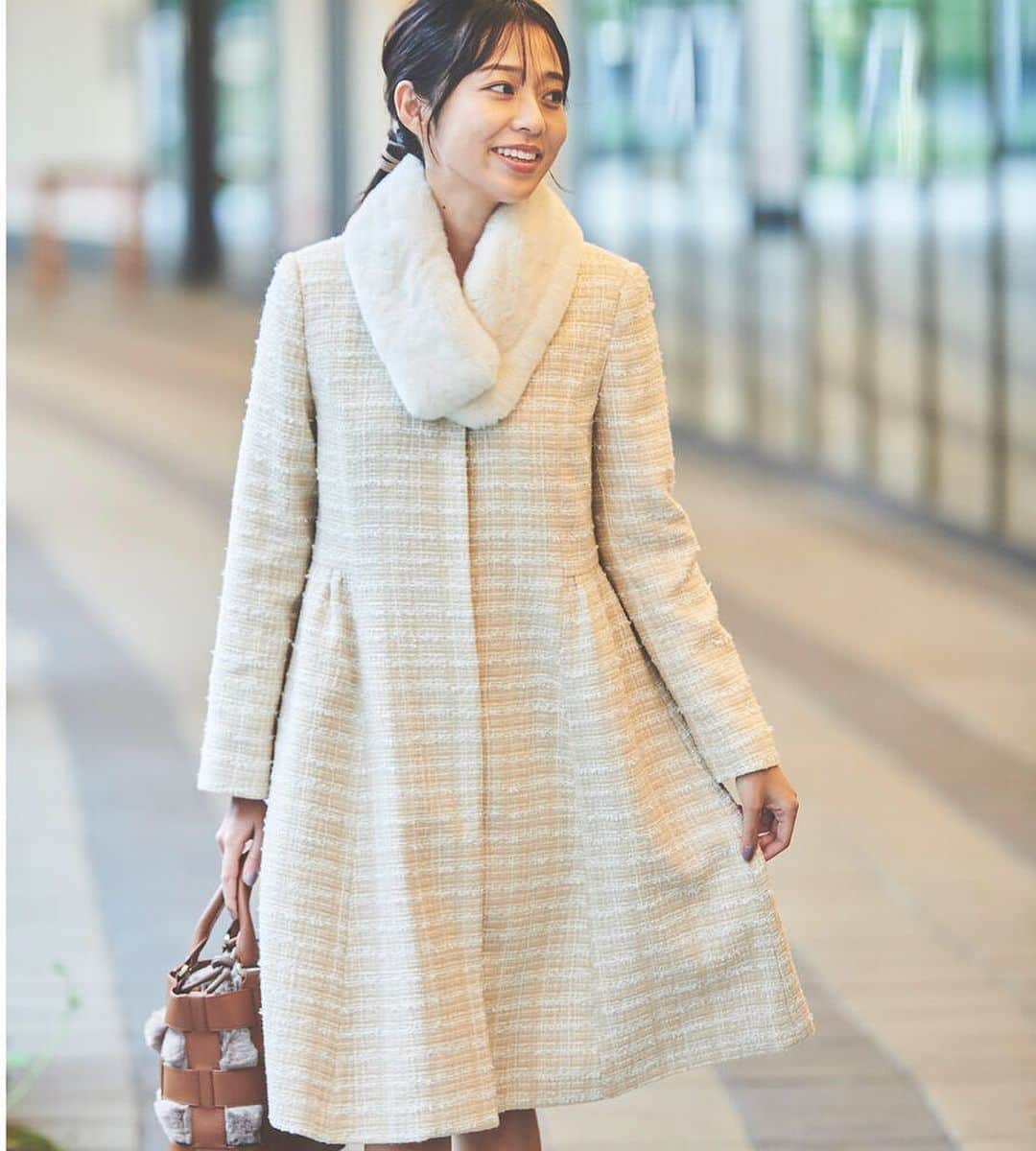 レッセ・パッセルームさんのインスタグラム写真 - (レッセ・パッセルームInstagram)「. 【New arrival】 大人女子の定番！ 秋コーデを彩るクラシカルツィードシリーズが発売。  上品で美人になるツイードアイテム。ベージュとネイビーの2カラー展開は普段使いもしやすくて、ONOFF着回ししやすいのも嬉しい！  11月WEB限定発売♪ノーカラーコート&レッキスファーティペット。  人気のツイード生地をふんわりシルエットにしたノーカラーコートで冬のコーデも華やかに。  衿元のビジューは取り外し可能で、同時発売のティペットと合わせても◎  顔まわりを華やかにしてくれるファーティペットは、2色のツイードコートと合わせやすいカラー。  ⭐︎10%OFF開催中⭐︎ 11/8(mon)9:59まで！  #laissepasse #レッセパッセ  #秋冬コーデ #web限定#限定発売 #カラーツィード#オフィスコーデ  #お仕事服#通勤コーデ#大人フェミニン #上品な甘さ#高見えコーデ」11月7日 15時04分 - laissepasse.onlinestore
