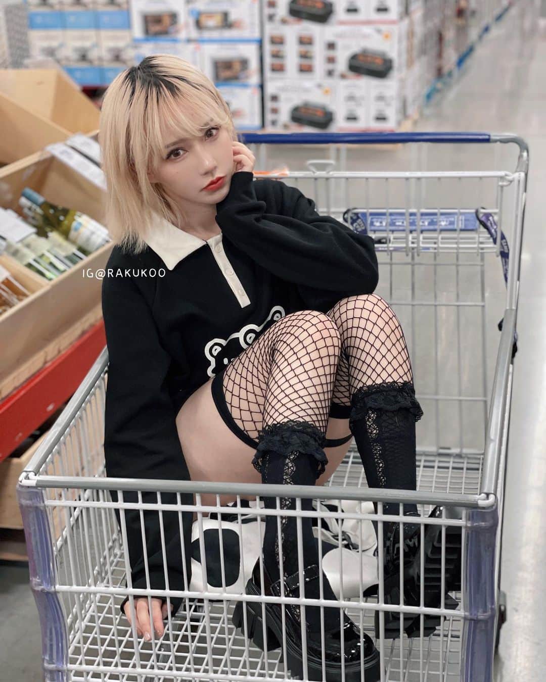犬神洛洛子のインスタグラム：「🛒👻」