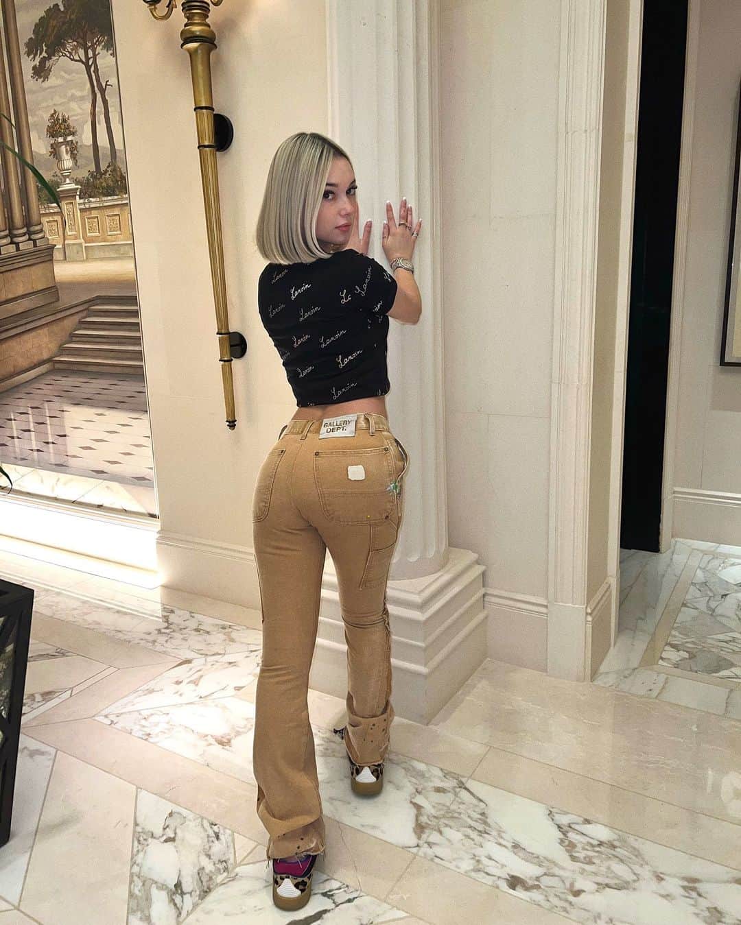 サラ・スナイダーのインスタグラム：「I just play the hand that I was dealt no need to force it 👩‍🦯」