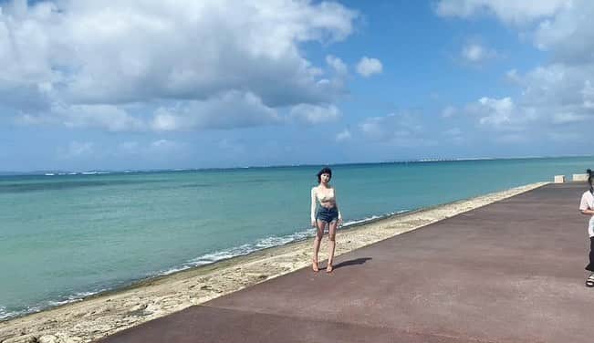 岸明日香さんのインスタグラム写真 - (岸明日香Instagram)「今日は沖縄に来ています🌹  とある撮影頑張ってるよ〜  やっぱり青い海はいいね😍 ポータマおにぎりんまい。。」10月14日 23時40分 - aspoo02