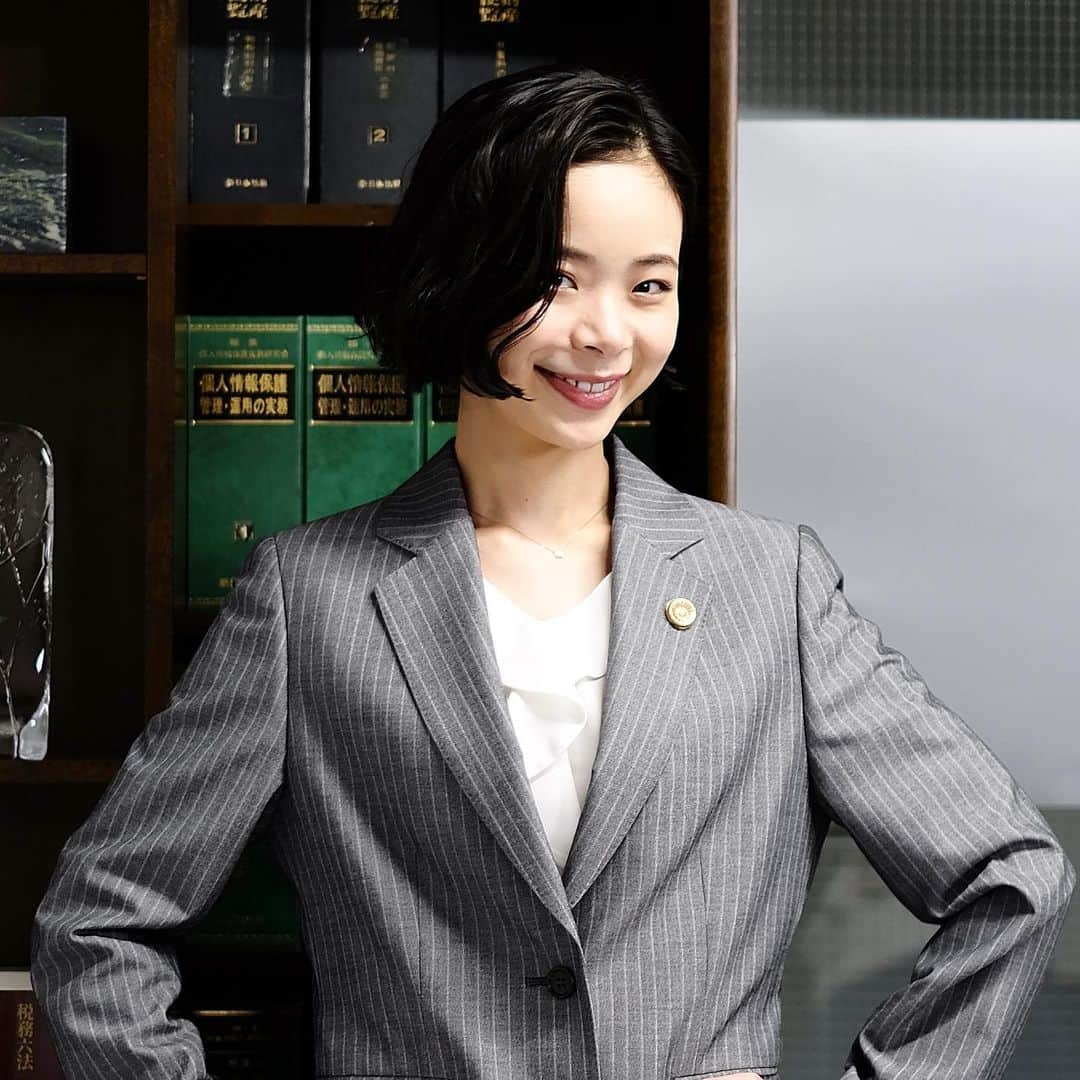 のインスタグラム：「マネージャーいまっさんです。 ⁡ ⁡ Paravi「東京、愛だの、恋だの」 第4話『民法709条』より 弁護士正木優子です。 ⁡ 配信中のこちら、 いかがでしたでしょうか。 ⁡ 法律事務所に相談に来た女性とさらには夫の浮気相手が登場して直接示談交渉という波乱の展開。 猫のひるねさんとのなかなかの安定感といい、 見どころ満載です。 ⁡ いまっさんのおすすめ 趣里の鼻濁音や巧みな表情も堪能できますので、 まだの方はぜひに。 ⁡ そしてそして、 明日10月15日（金）は、 「My Turning Point 〜ミライに挑む冒険者たち〜」の放送日です。 今回は通常時間の22:54から放送です📺 ⁡ ぜひぜひに👀  #東京愛だの恋だの #マネージャーいまっさん」