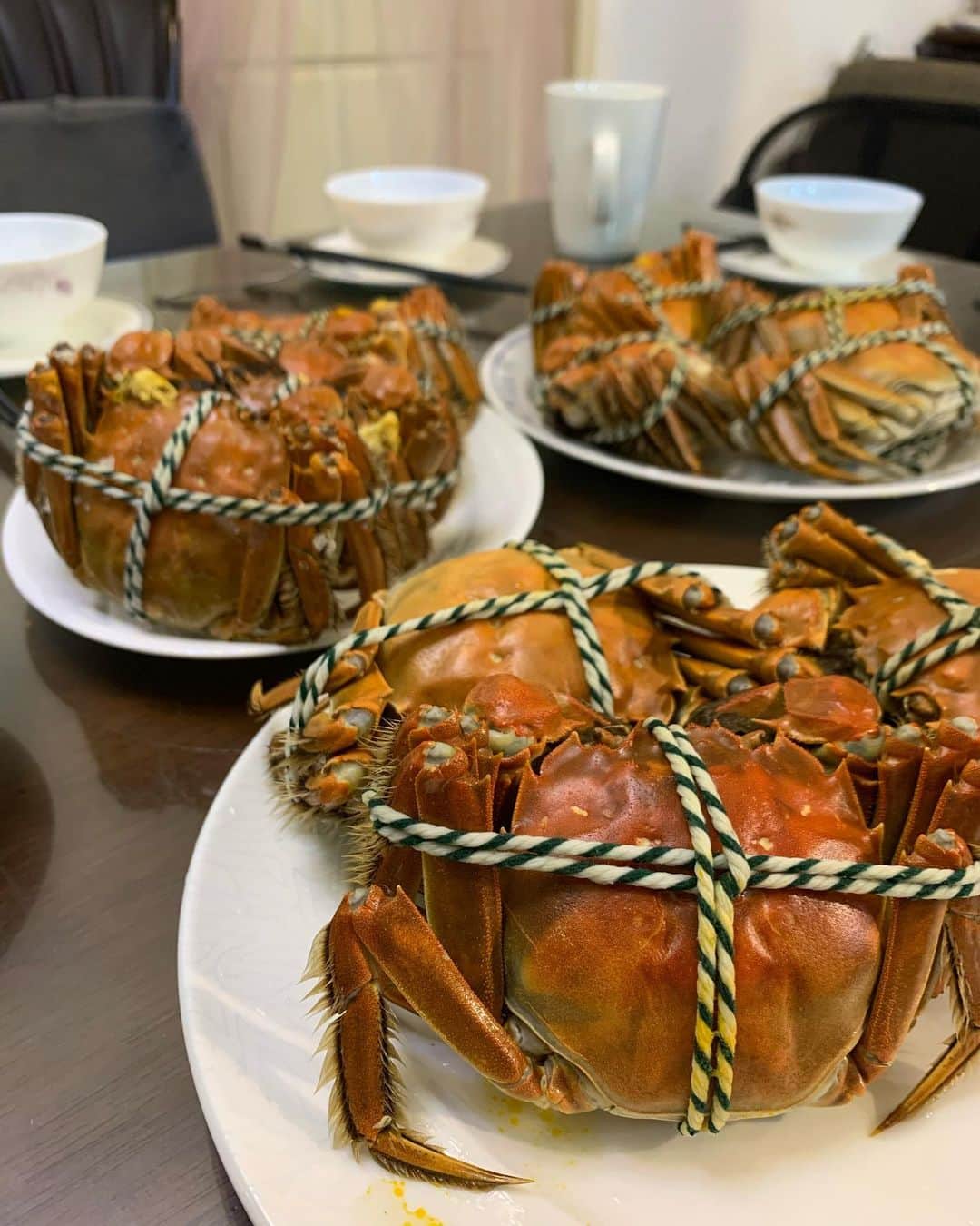 辜莞允（Nono Ku）さんのインスタグラム写真 - (辜莞允（Nono Ku）Instagram)「初秋～是大閘蟹對我招手的季節🤤 這次初嘗試鹽焗作法：粗鹽花椒八角下去炒 感覺比用蒸的還好吃耶！甜味整個出來了！ 最驚人的是澎湖野生大草蝦 跟我的臉一樣大！吃一隻抵十隻白蝦🦐🦐 最後的煮粥也是不能忘記 海鮮精華湯汁熬的痛風粥（？）是我的最愛嘿嘿 #今年也是大成功 🥰 #七點就去濱江購物真是拼」10月15日 0時12分 - nolovehowll