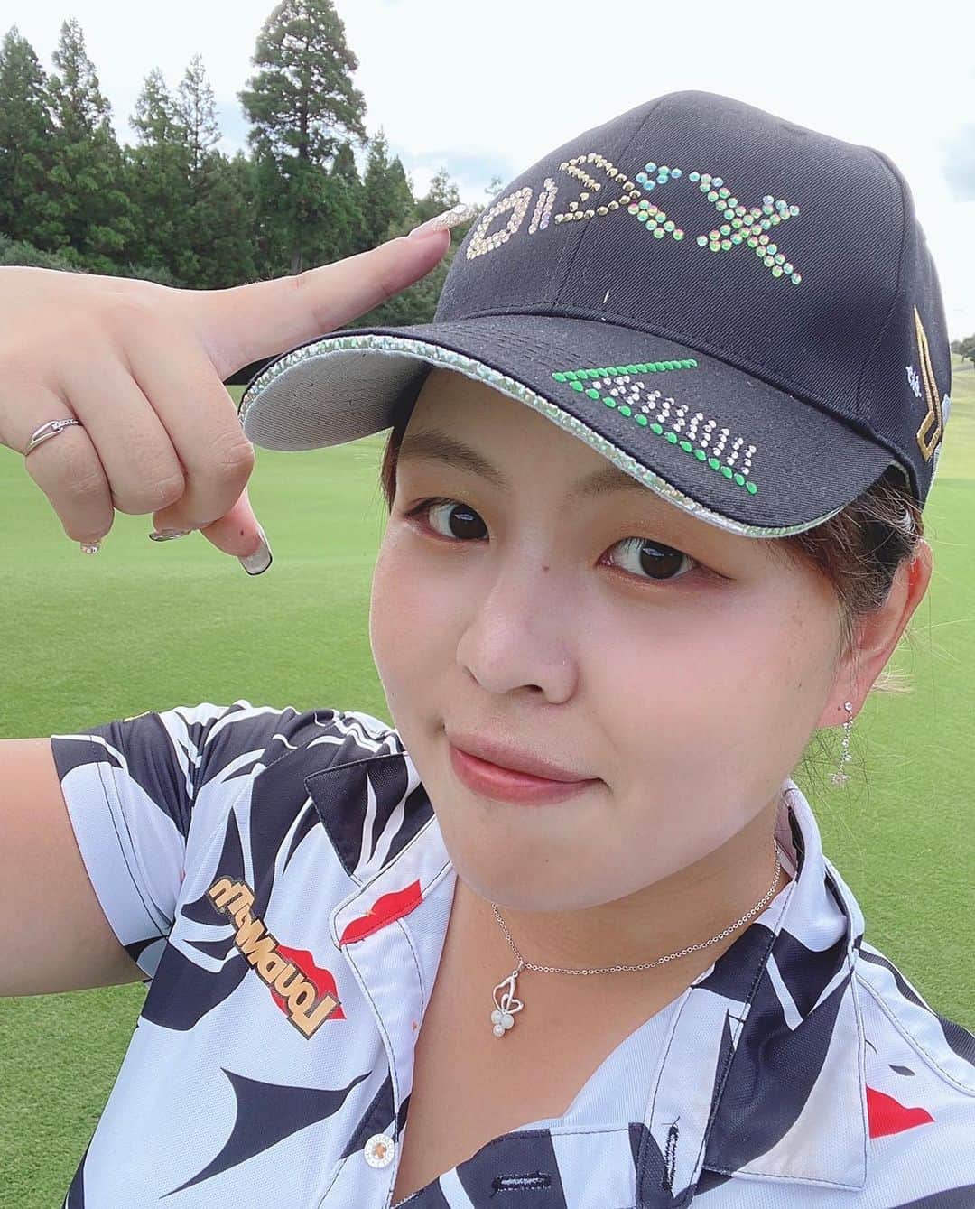 のインスタグラム：「. 皆様お久しぶりです😊 5月から更新ストップしてしまいすみません😖💦💦 気付いたら秋に…🍁 残り試合も少なくなってきました！！ シード権復活＆4勝目目指して残りの試合も頑張ります🔥  そしてそして、今週から帽子がチェンジ！！ XXIOのラインストーンがとってもオシャレ❤︎*。 皆様も是非チェックしてみてください😍  #翼のXXIO #飛びの翼 #XXIO」