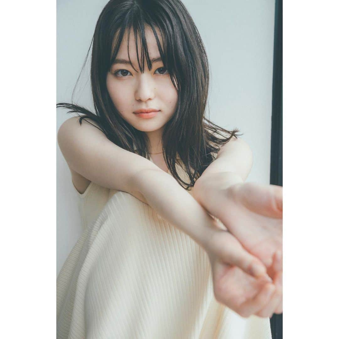 山田杏奈のインスタグラム：「2nd写真集の発売が決定しました！ 北海道にてはたちの色々な瞬間を切り取っていただきました🎞  11月20日(土)13:00〜 発売記念オンラインイベントも行います。 ぜひ皆さんとお話しできたら嬉しいです☺️」