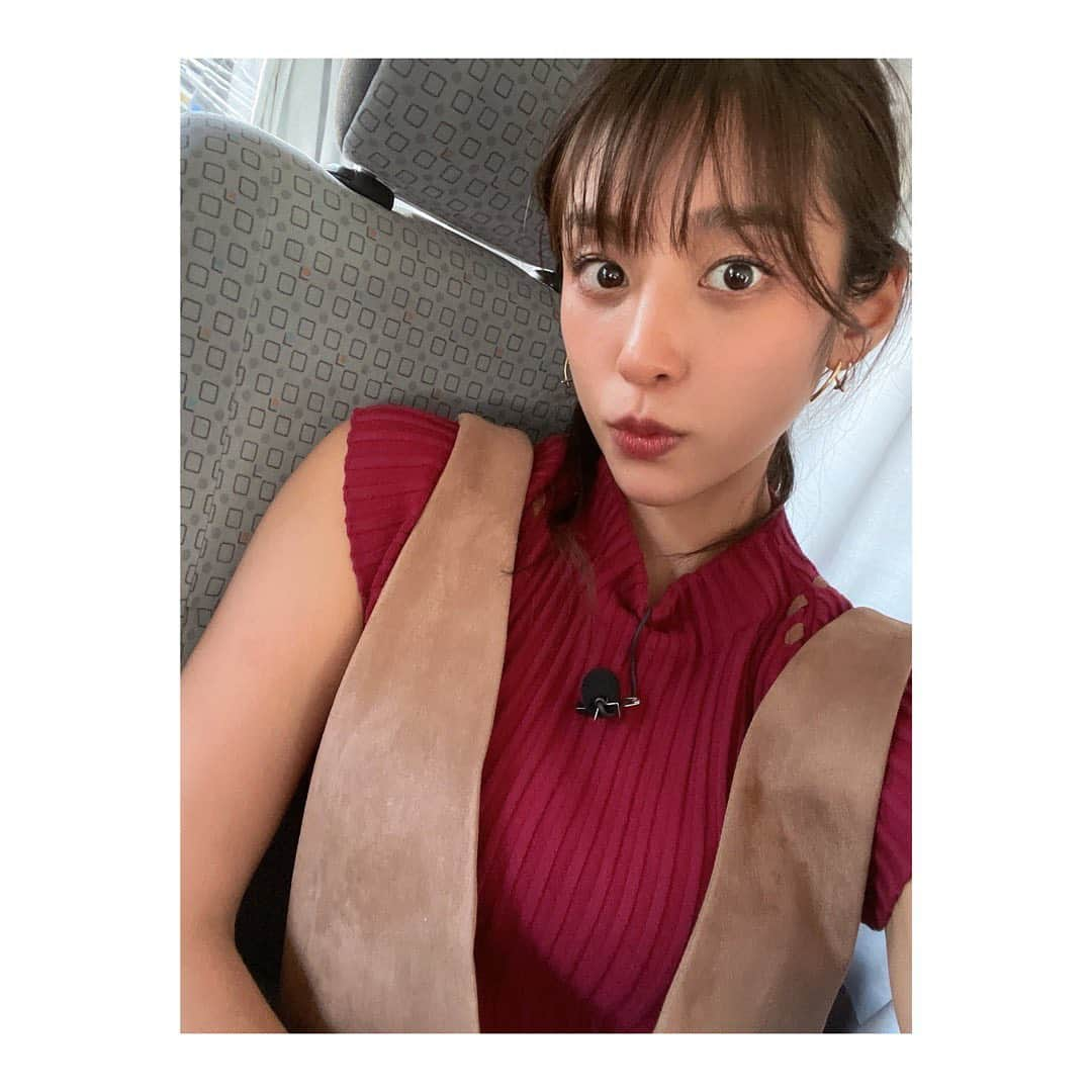 岡副麻希さんのインスタグラム写真 - (岡副麻希Instagram)「. 来年まで夏に、またね！をしたけど まだまだあついですね〜🤤☀️👒 とっても過ごしやすくてしあわせ！うれしい！ ⁡ とはいえ、10月なので 衣装とアイシャドウ、口紅は秋モードに💄🍁  夏もだいすきだけど、秋カラーにもときめく！🤎❣️ ⁡ ⁡ 衣装 #lagunamoon   #秋カラー #秋メイク」10月14日 18時05分 - maki_okazoe_official