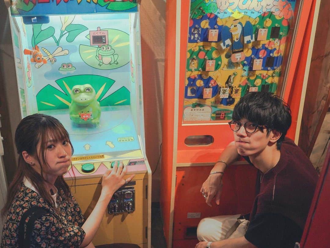 ぴろまるのインスタグラム：「かえるゲームした🐸 . シャツ @_vacancy_official  . #かえる可愛い #可愛さに挑んでみる2人 #だがしかし #負けてる #本家はやはり強かった #可愛い超えて王者の風格 #勝者の圧倒的余裕 #よく見たら後光さしてる」