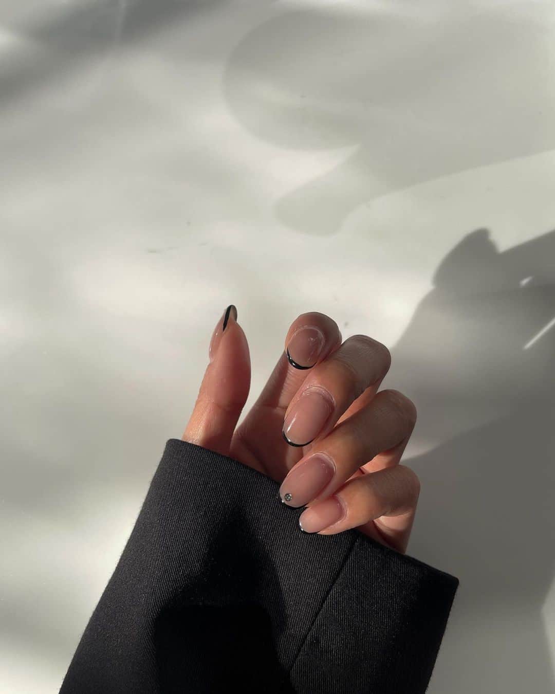 Rika Sasaki JPNのインスタグラム：「にゅーねいる💅🏾 久しぶりに ブラックスキニーフレンチ🖤 @___rsx  @vivi.sapporo」