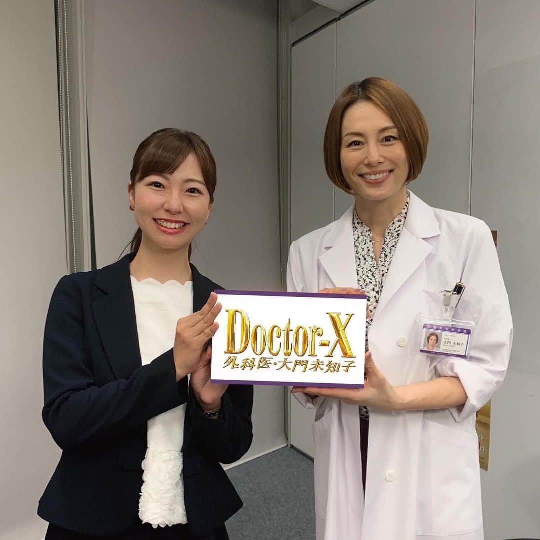 宮﨑玲衣のインスタグラム：「* 『ドクターX』新シリーズ 今夜9時スタート👩‍⚕️✨  私が女優デビューしたドラマです←（2019年）  米倉さん、本当にお美しかった。 この写真は宝物です。 是非ご覧ください〜😆 今夜は初回拡大スペシャルです！ #ドクターX #宮﨑玲衣 #エキストラ #デビュー作 #2019年」