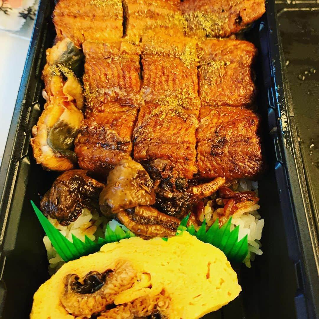 金村義明さんのインスタグラム写真 - (金村義明Instagram)「お土産に鰻弁当、ひつまぶし！ ひつまぶしは、奥さんへのお土産にします！ 超劇美味い😋 鰻重弁当にはウナ玉に肝入り 免疫力アップ⤴️⤴️⤴️⤴️⤴️ 木曜日バラいろダンディーへ」10月14日 18時25分 - yoshiaki_kanemura