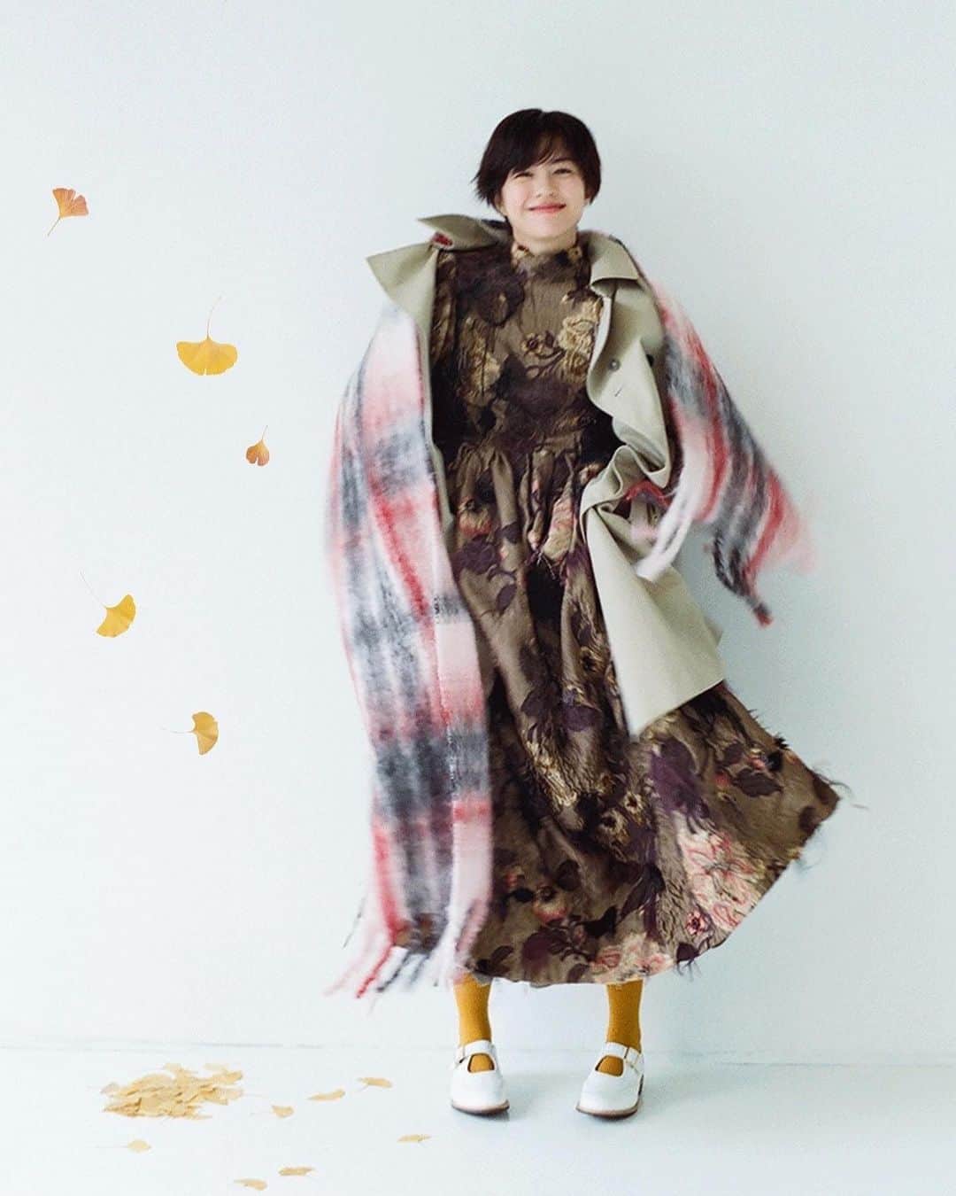 佐久間由衣さんのインスタグラム写真 - (佐久間由衣Instagram)「@voguegirljapan 🍂📙🍠 秋に似合う大好きな本を紹介しています。」10月14日 18時27分 - yui_sakuma_official