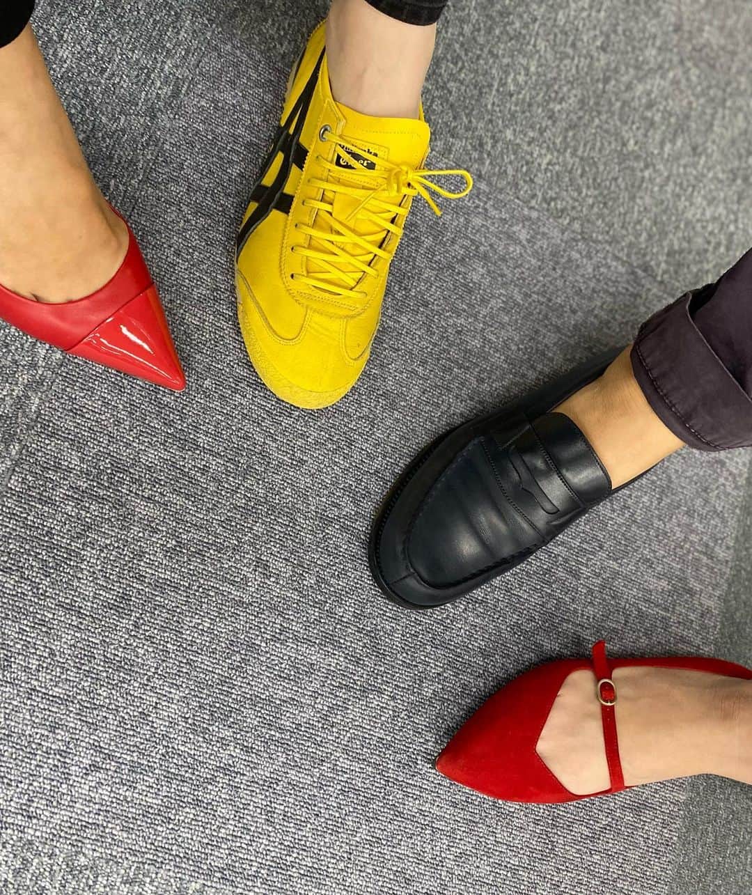松川浩子さんのインスタグラム写真 - (松川浩子Instagram)「今日はそんな気分？  会社に行ったら みんなの靴が カラフルでした。  上田悦子アナと私は赤で！ 2人ともデスクワークの 気分を上げたかったから❣️  そして松本麻衣子アナは イエロー！ 西靖アナはブルー！ らしい。  信号みたいやー と言って写真を撮ってみました。  #靴がカラフル #信号？#会社ですけど#赤のヒール #40代女子#カラフルシューズ」10月14日 18時36分 - hiroko_matsukawambs