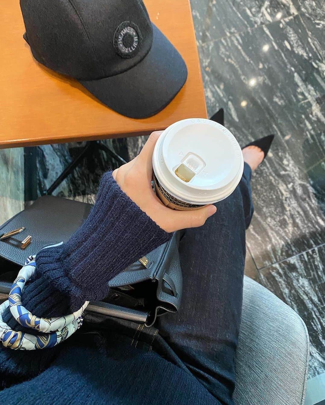 岡部あゆみさんのインスタグラム写真 - (岡部あゆみInstagram)「👖❄☕️️💞 ついにコラボアイテム販売開始📣💐 ⁡ ストレートデニム 2,790円税込 ニットアップ(上下別売り) 2,690円税込 各アイテムの商品ページはstoriesから🔗 ⁡ 私も気に入りすぎて ほぼ毎日コラボ服♡」10月14日 18時38分 - ayumi_okabe