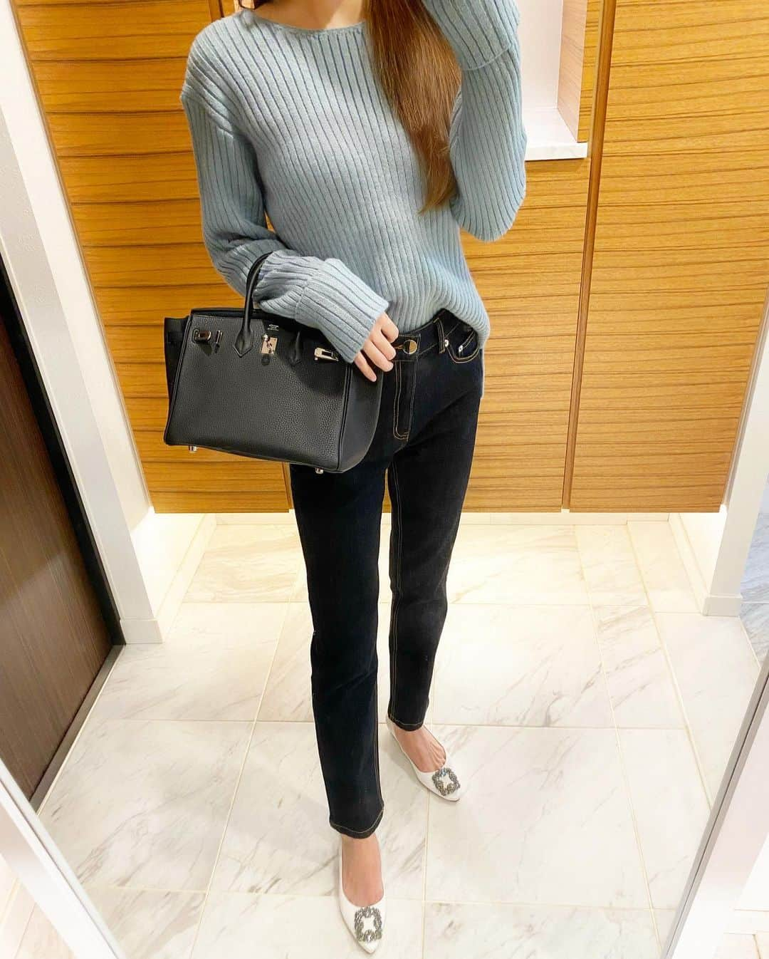 岡部あゆみさんのインスタグラム写真 - (岡部あゆみInstagram)「👖❄☕️️💞 ついにコラボアイテム販売開始📣💐 ⁡ ストレートデニム 2,790円税込 ニットアップ(上下別売り) 2,690円税込 各アイテムの商品ページはstoriesから🔗 ⁡ 私も気に入りすぎて ほぼ毎日コラボ服♡」10月14日 18時38分 - ayumi_okabe