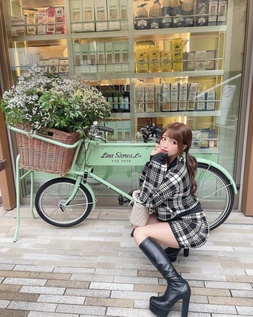 まゆぴちゅーさんのインスタグラム写真 - (まゆぴちゅーInstagram)「セットアップコーデ🍁🖤💗  チェック柄のセットアップ、 ちょい腹チラ背中チラなる感じの丈感も めーちゃ可愛くないっ？😍😍😍お気に♪  @selectshop.brea のだよー♡  ここ可愛いお洋服たくさんっ🌼！  ちなみにこのミントグリーンが映え映えな場所は、 表参道にオープンしたばっかのカフェ☕︎♡  以前にも詳細書いたけど、 ここまじでかわいい！混むから予約必須！！！  初めてランチ食べたけどパスタ美味しすぎたよ😭💓  🕊カフェ情報↓  -----------------------------   【LINA STORES／リナストアズ】 @linastoresjp  🚃最寄駅： 表参道駅B2出口から徒歩2分 🏡住所： 東京都港区北青山3-10-5 　　　　　スプリングテラス表参道1F ⏰営業時間： レストラン/11:00〜23:00(L.O 22:00) 　　　　　　　デリカッセン/11:00〜22:00  ------------------------------ . . . #リナストアズ #LINASTORES #イタリアン #表参道カフェ #デリカッセン #青山カフェ #表参道ランチ #青山ランチ #北青山カフェ #表参道グルメ #表参道カフェ巡り #明治神宮前カフェ #渋谷カフェ #東京カフェ #東京カフェ巡り #おしゃれカフェ #テラス席があるお店 #テラスカフェ #テラス席 #ピスタチオグリーン #グリーンカラー #おしゃれランチ #秋服コーデ #秋コーデ #セットアップコーデ #チェック柄コーデ」10月14日 18時52分 - mayu_03pichu