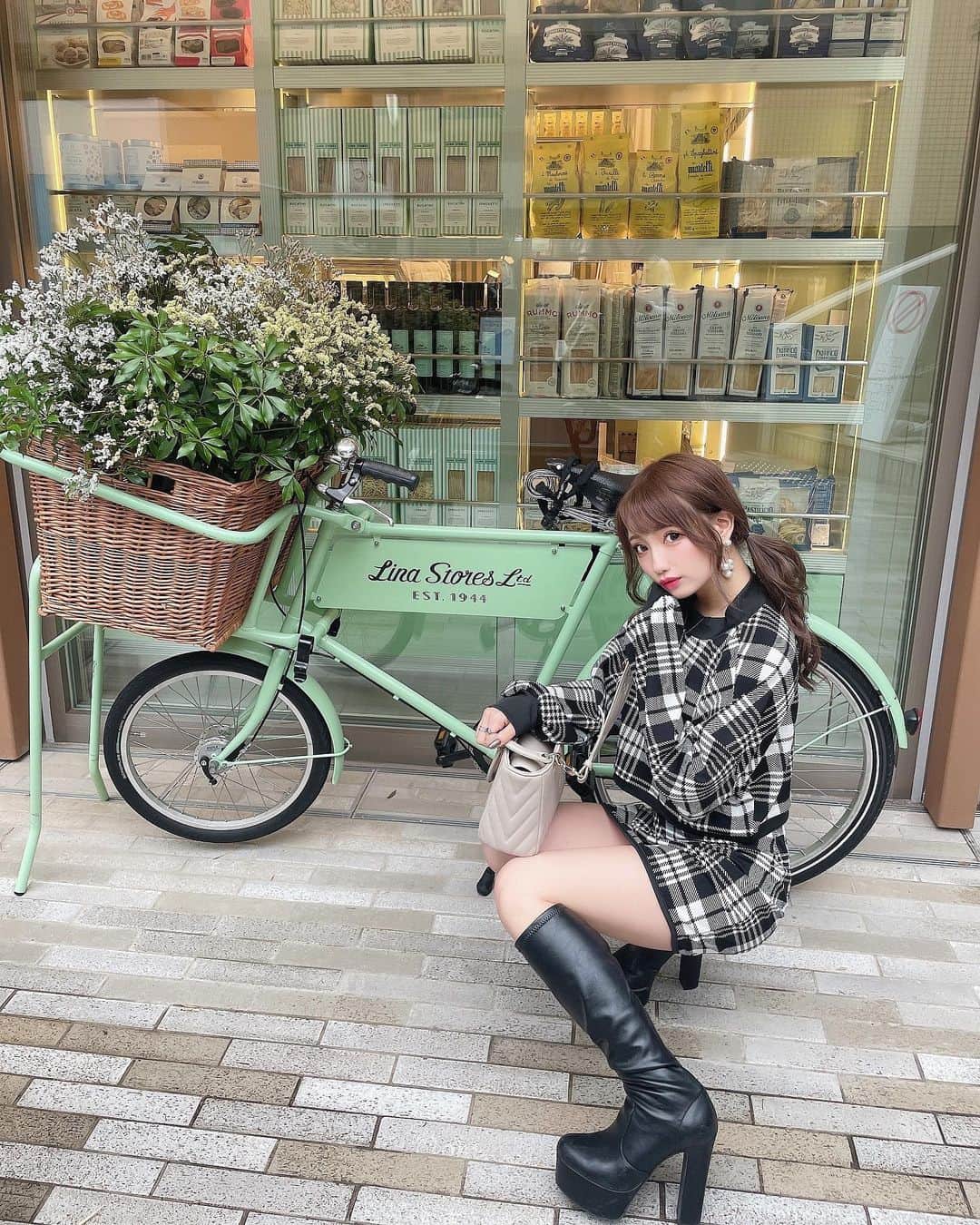 まゆぴちゅーさんのインスタグラム写真 - (まゆぴちゅーInstagram)「セットアップコーデ🍁🖤💗  チェック柄のセットアップ、 ちょい腹チラ背中チラなる感じの丈感も めーちゃ可愛くないっ？😍😍😍お気に♪  @selectshop.brea のだよー♡  ここ可愛いお洋服たくさんっ🌼！  ちなみにこのミントグリーンが映え映えな場所は、 表参道にオープンしたばっかのカフェ☕︎♡  以前にも詳細書いたけど、 ここまじでかわいい！混むから予約必須！！！  初めてランチ食べたけどパスタ美味しすぎたよ😭💓  🕊カフェ情報↓  -----------------------------   【LINA STORES／リナストアズ】 @linastoresjp  🚃最寄駅： 表参道駅B2出口から徒歩2分 🏡住所： 東京都港区北青山3-10-5 　　　　　スプリングテラス表参道1F ⏰営業時間： レストラン/11:00〜23:00(L.O 22:00) 　　　　　　　デリカッセン/11:00〜22:00  ------------------------------ . . . #リナストアズ #LINASTORES #イタリアン #表参道カフェ #デリカッセン #青山カフェ #表参道ランチ #青山ランチ #北青山カフェ #表参道グルメ #表参道カフェ巡り #明治神宮前カフェ #渋谷カフェ #東京カフェ #東京カフェ巡り #おしゃれカフェ #テラス席があるお店 #テラスカフェ #テラス席 #ピスタチオグリーン #グリーンカラー #おしゃれランチ #秋服コーデ #秋コーデ #セットアップコーデ #チェック柄コーデ」10月14日 18時52分 - mayu_03pichu