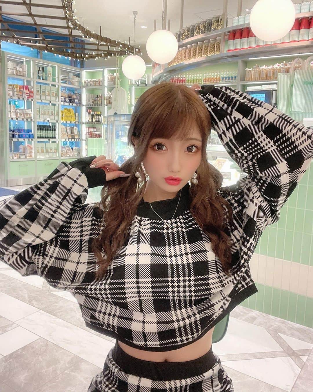 まゆぴちゅーさんのインスタグラム写真 - (まゆぴちゅーInstagram)「セットアップコーデ🍁🖤💗  チェック柄のセットアップ、 ちょい腹チラ背中チラなる感じの丈感も めーちゃ可愛くないっ？😍😍😍お気に♪  @selectshop.brea のだよー♡  ここ可愛いお洋服たくさんっ🌼！  ちなみにこのミントグリーンが映え映えな場所は、 表参道にオープンしたばっかのカフェ☕︎♡  以前にも詳細書いたけど、 ここまじでかわいい！混むから予約必須！！！  初めてランチ食べたけどパスタ美味しすぎたよ😭💓  🕊カフェ情報↓  -----------------------------   【LINA STORES／リナストアズ】 @linastoresjp  🚃最寄駅： 表参道駅B2出口から徒歩2分 🏡住所： 東京都港区北青山3-10-5 　　　　　スプリングテラス表参道1F ⏰営業時間： レストラン/11:00〜23:00(L.O 22:00) 　　　　　　　デリカッセン/11:00〜22:00  ------------------------------ . . . #リナストアズ #LINASTORES #イタリアン #表参道カフェ #デリカッセン #青山カフェ #表参道ランチ #青山ランチ #北青山カフェ #表参道グルメ #表参道カフェ巡り #明治神宮前カフェ #渋谷カフェ #東京カフェ #東京カフェ巡り #おしゃれカフェ #テラス席があるお店 #テラスカフェ #テラス席 #ピスタチオグリーン #グリーンカラー #おしゃれランチ #秋服コーデ #秋コーデ #セットアップコーデ #チェック柄コーデ」10月14日 18時52分 - mayu_03pichu