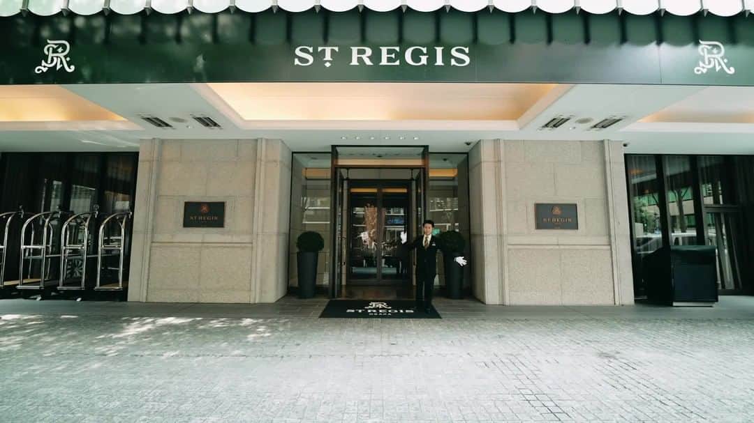 The St. Regis Osakaのインスタグラム：「. バトラーサービスで堪能する本物のラグジュアリー。  Luxuriate your stay with the St. Regis Butler Service.」