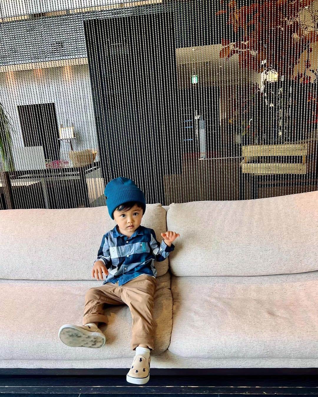 のインスタグラム：「もうあっという間に 2歳2ヶ月になった僕👦🏻💙 最近はお喋りが上手で 会話が出来るから楽しい🤣 相変わらずほんっまに 落ち着きがなくて外では 追いかけ回ってるけど私は😑💦 本間に元気すぎる🦖 こんなもんなの？ww  でも実家やと遊んでくれる人が いっぱいおるから凄く助かる なぁ👴🧓🐶🐩🏠笑  #2歳児 #男の子#男の子コーデ #イヤイヤ期 #gapbaby #gapコーデ #gapkids  #実家で甘えまくり #男の子ママ」