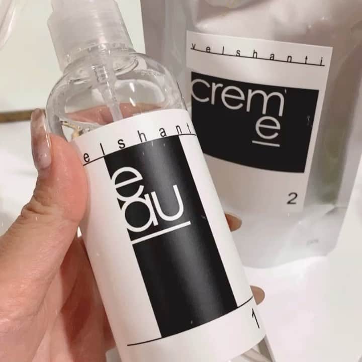 のインスタグラム：「ロングヘアをキープするのに欠かせない ホームケアトリートメント。 ⁡ 特にブリーチを使ったデザインカラーをするから 髪の毛のダメージが凄くて😭 ⁡ ⁡ 気になってた @velshanti のトリートメントを使ってみたよ！ ⁡ 普段ならドライヤーで乾かしただけだと 毛先が広がっちゃうけど ３枚目を見てもらえるとわかる通り ドライヤーだけでもこの仕上がり🤍 ⁡ 毛先の絡まりも解消されていい感じ ☺︎ ⁡ 今回キャンペーン中で クーポンコードを入力すると送料無料に！ 【クーポンコード→velshanti】 ⁡ ■条件は、、 →初めて購入していただく方 →日本在住の方 ⁡ 是非チェックしてみてね🤍 ⁡ #velshanti #髪質改善 #ホームケア #トリートメント #艶髪 #ブリーチ #ダメージヘア #ヘアケア」