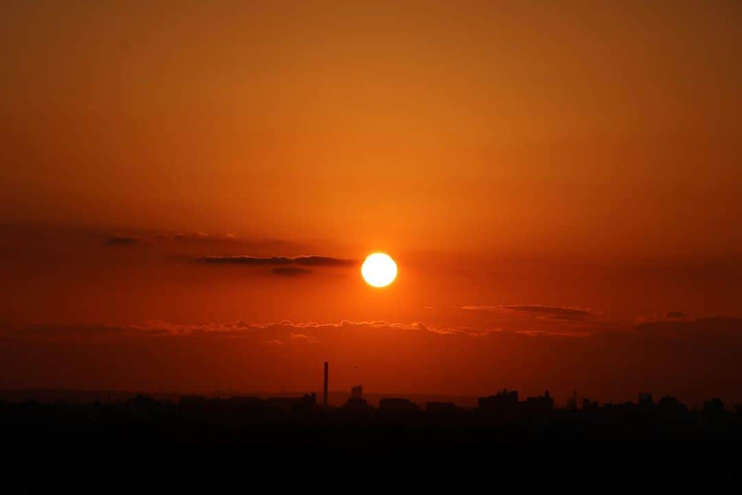 坂元美香さんのインスタグラム写真 - (坂元美香Instagram)「today's sunset 2021/10/14 16:58  これからの半年間は夕陽と富士山を楽しめるので、 早めの帰宅、もしくは日没後のお出かけとなります😅 早くタイムラプス用カメラ買って 放置撮影しておきたい…  #sunsetphotobymikasakamoto  #sunset #夕陽 #夕日 #黄昏時 #夕焼け #tokyosky #やっぱり空が好き #イマソラ #CanonEOSKiss8i」10月14日 19時06分 - mika_saka