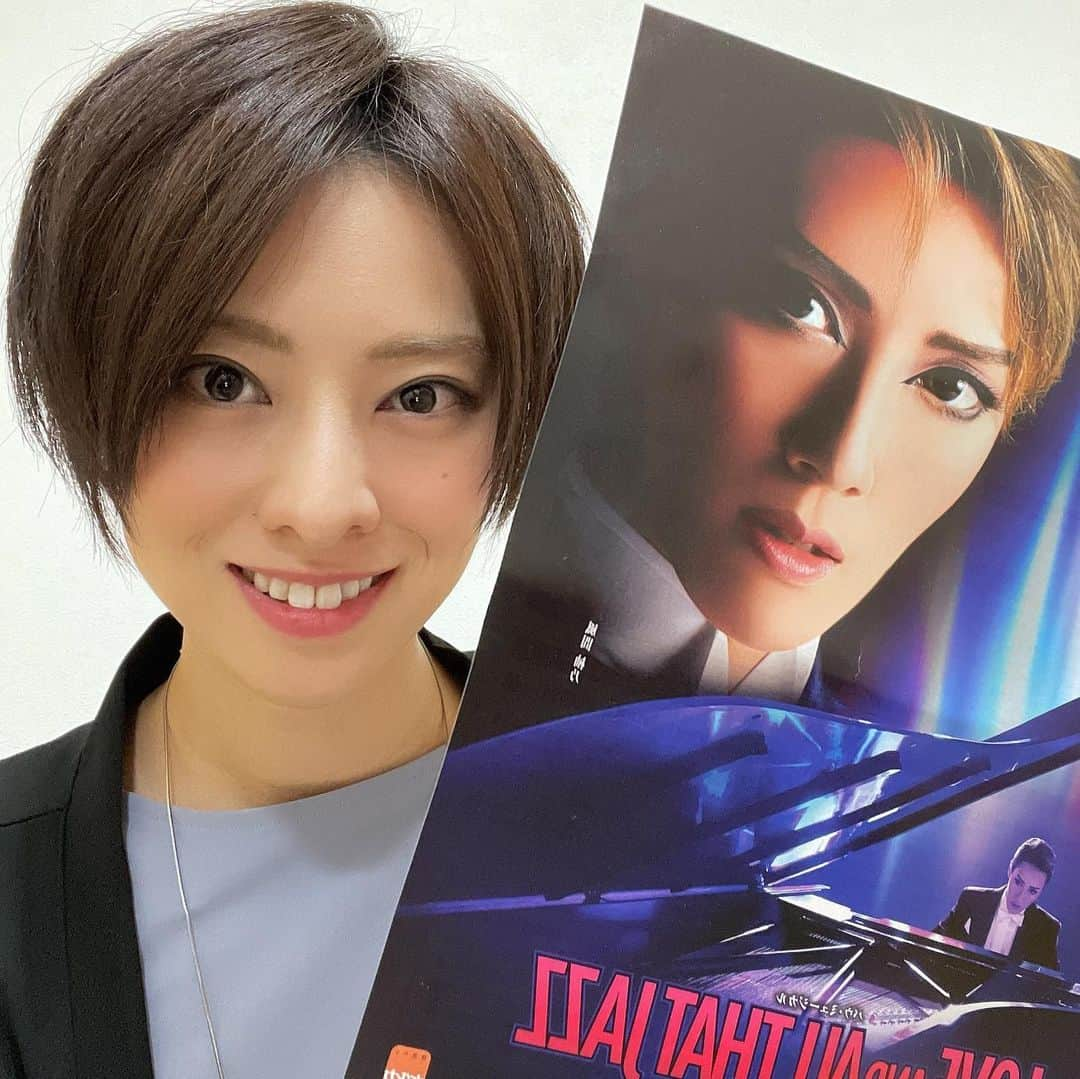 蒼真せれんのインスタグラム：「本日、月組バウホール公演 「LOVE AND All THAT JAZZ」を観劇させて頂きました‼️  卒業してから初めて観る月組公演は、とってもキラキラしていました✨‼️  大好きな月組の皆さまのご活躍、本当に嬉し楽しく、心に沁みました✨  おだちん（#風間柚乃 くん）バウ初主演おめでとうございます㊗️✨ とっても素敵な歌声、素晴らしいお芝居、ダンスで流石だなぁと感動して参りました☺️  お一人お一人の感想は書くとさすがに長すぎるので、 大切に心の中にしまっておきます🍀 ハードな公演だと思いますが、皆さんが無事に千秋楽を迎えられますように心から願っています☆彡  久しぶりの宝塚大劇場は 私の感覚だと卒業してからそんなに時が経っていないので、 また来たよ✨ という感じでした☺️  #月組 #月組公演 #バウホール #蒼真せれん」