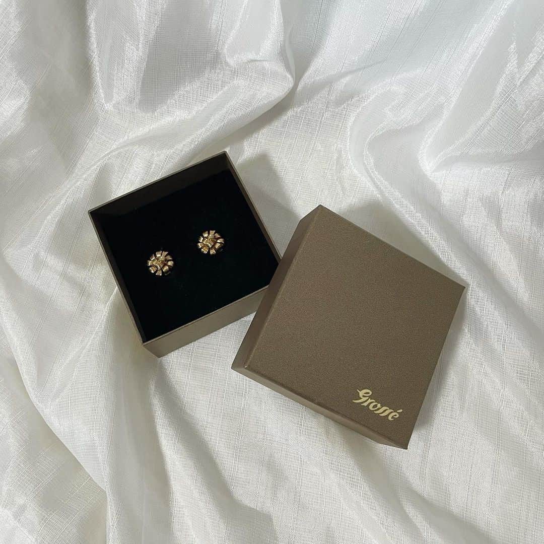 杉浦みずきのインスタグラム：「. 新しいearring❤︎ 最近めっちゃつけてる😚 ゴールドアクセが好き〜  @grossejapan」