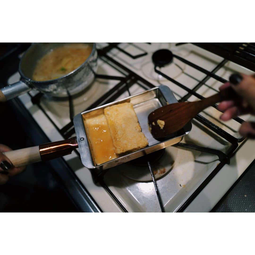 高山都さんのインスタグラム写真 - (高山都Instagram)「こりゃ、玉子焼きにハマりそうだ。 願わくば、彼女のだし巻き卵弁当をお腹いっぱい食べたいと、いつも念を送ってる友人のカナ @sonekana に教わって真似してみた銅の玉子焼器。 これ使ったら、あんな美味しそうなの作れるんかーと夢を持ってポチッとしました。笑 釜浅商店のものです。 関西型の10.5cmと13.5cmを両方、食べる人数によって変えてみるかと買ってみたんだけど、面白い！ ちゃんと温めて、油しいて、そこから使うと、油が銅に膜をはってくれるから、くっつかないの！ ちょっと感動した。 久々に作ってみたけど、それでも、まぁまぁ上手く出来たから、今度はお出汁たっぷりのふわっとジュワッとだし巻き卵作ってみたいな。 素敵な人の真似はすぐする！ 買って大正解だったー！！」10月14日 19時41分 - miyare38