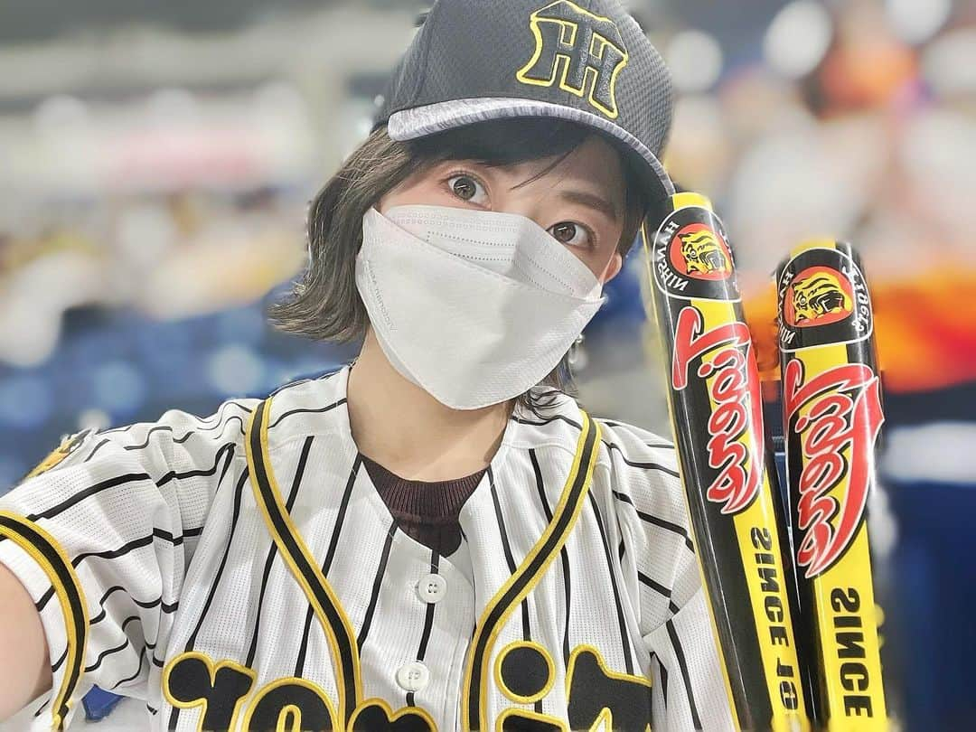 津田麻莉奈さんのインスタグラム写真 - (津田麻莉奈Instagram)「今日も来てます🐯 勝利の女神になりたいねん。  #昨日と同じアングル #さてどこが違うでしょう #正解は　 #キャップがビジターになっとる　 #今日は勝つ #虎党 #阪神タイガース #hanshintigers #まりなる #津田麻莉奈」10月14日 19時51分 - tsudamarinal