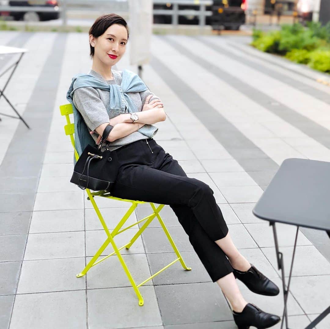 前田紀至子のインスタグラム：「ロケハンdayということで動き易くて快適なスタイルを。  そういう日には必ずと言って良いほど選ぶPLST @plst_official のコットンブレンドスティックパンツは夏から引き続き各色揃えて大活躍中です。背が低くて決して脚長ではない私でも絶妙なアンクル丈を楽しめるのはかなり嬉しい。  トップスはH&M @hm のカシミアニットにマディソンブルー @madisonblue_official のシャツを。そして早く持ちたくて仕方なかったストラスベリー @strathberry のカシミアLana Osetteもデビューさせられました。本当に可愛くて使いやすくて全種類集めたくなるくらい好き！  今日のメイクの立役者は先日ストーリーズでも興奮気味にご紹介したシスレー @sisleyparisofficial のフィト コール スター N マット03番。 一見深いグリーンだけれど、目元に乗せると眼球の色が影響するのか、黒のようなブラウンのような不思議な色味に見えつつ、目元の存在感を出してくれます。 それでいて決してキツい印象にはならず、寧ろお友達に「色素の薄い儚げな感じが凄く良い！」と褒めて貰える事、多々。するすると引くだけで目元に柔らかなノーブルを讃えられるのは流石シスレー。  そしてルージュは究極の見たまま発色、セルジュルタンスのファーアレーブル。 そうそうお目に掛かれないような目眩を覚えるほどの麗しい赤と、ルタンスの美意識がそのまま反映された八角形のパッケージ。手のひらにコロンと乗るサイズ感も素晴らしい。  以上、久々のお出掛け記録でした。  #plst#プラステ#lanaosette#ストラスベリー#strathberry#hm#madisonblue#マディソンブルー#hermes#sergelutens#セルジュルタンス#sisley#シスレー#コットンブレンドスティックパンツ」