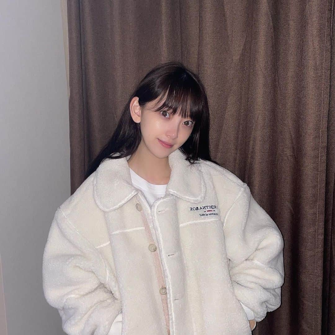 堀未央奈さんのインスタグラム写真 - (堀未央奈Instagram)「🕊  25歳になりました✌︎ ヨーグルト食べながら ワイスピ観てます 最高です  すっぴんドヤ顔写真すみません！  みなさんいつも ありがとうございます☺︎ 乃木坂46を卒業して半年、 たくさんの方に支えられながら いろんな経験をさせていただけて 毎日たのしいです🍃  これからも自分の人生、 私らしく突っ走って いきたいと思います！  25歳の年も、更に 良いおしらせができるよう そしてみなさんとも いろんな場面で交流できるように 色々と楽しいこと考えていきます🌙  そして今年はトレーニングも 頑張って筋肉むきむきに なりたいです💪🏻  女版ジェイソンステイサム 目指します💪🏻」10月15日 1時19分 - horimiona_official