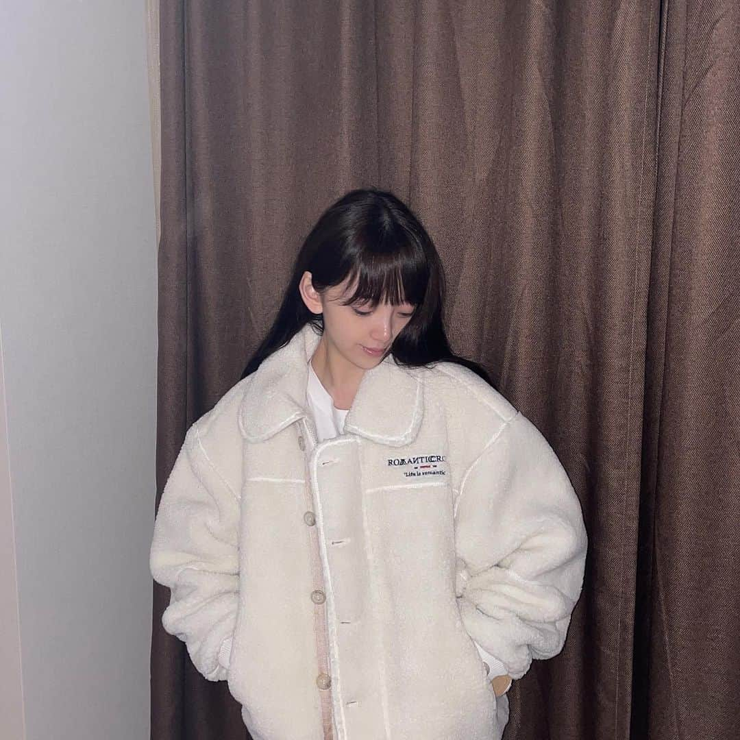 堀未央奈さんのインスタグラム写真 - (堀未央奈Instagram)「🕊  25歳になりました✌︎ ヨーグルト食べながら ワイスピ観てます 最高です  すっぴんドヤ顔写真すみません！  みなさんいつも ありがとうございます☺︎ 乃木坂46を卒業して半年、 たくさんの方に支えられながら いろんな経験をさせていただけて 毎日たのしいです🍃  これからも自分の人生、 私らしく突っ走って いきたいと思います！  25歳の年も、更に 良いおしらせができるよう そしてみなさんとも いろんな場面で交流できるように 色々と楽しいこと考えていきます🌙  そして今年はトレーニングも 頑張って筋肉むきむきに なりたいです💪🏻  女版ジェイソンステイサム 目指します💪🏻」10月15日 1時19分 - horimiona_official