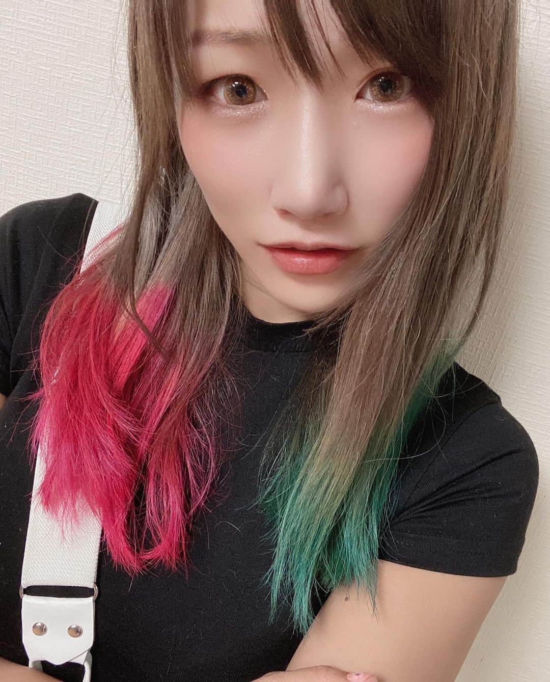 のインスタグラム：「悲しいって気持ちだけでは 終わらせないもーーーん。  #stardom #プロレスラー #ひつま武士 #ウナギサヤカ  #派手髪」