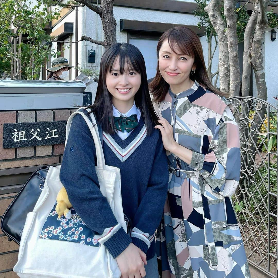 矢田亜希子さんのインスタグラム写真 - (矢田亜希子Instagram)「TBS よるおびドラマ『この初恋はフィクションです』がスタートしています！今夜は第4話。とても青春で可愛くてドキドキしますね♡ ドラマデビューを堂々と果たした飯沼愛ちゃんと。可愛いくてフレッシュ〜♡いよいよ祖父江くんちに泉ちゃんが、、、、、 #この初恋はフィクションです #tbs#よるおびドラマ #高校生のママ#息子のクラスメイトの泉ちゃん#祖父江ママ#ドラマ初とは思えない#愛ちゃん」10月14日 19時56分 - akiko_yada