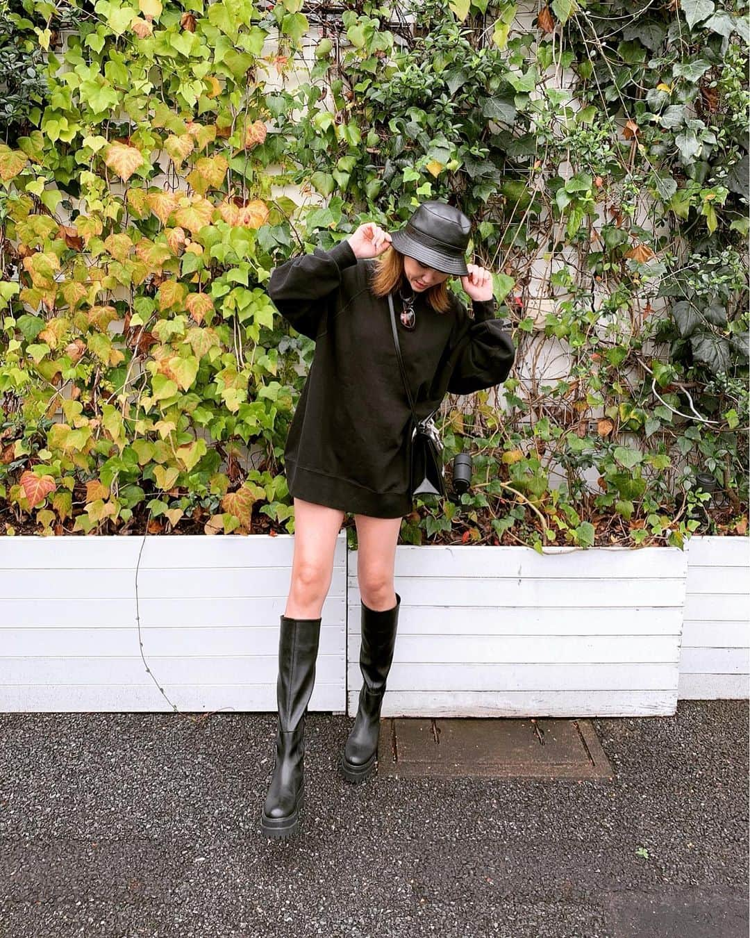 芹澤明日香さんのインスタグラム写真 - (芹澤明日香Instagram)「. Black coordinate🖤🖤🖤  #シングルマザー #シンママ #172cm  #172cmコーデ  #高身長コーデ  #高身長女子  #高身長女子コーデ  #バケハコーデ  #バケハ女子  #安心してください履いてますよ  #アラフォーママ #ママでも綺麗でいたい  #ootd #outfit #code」10月14日 20時02分 - 1219asuka