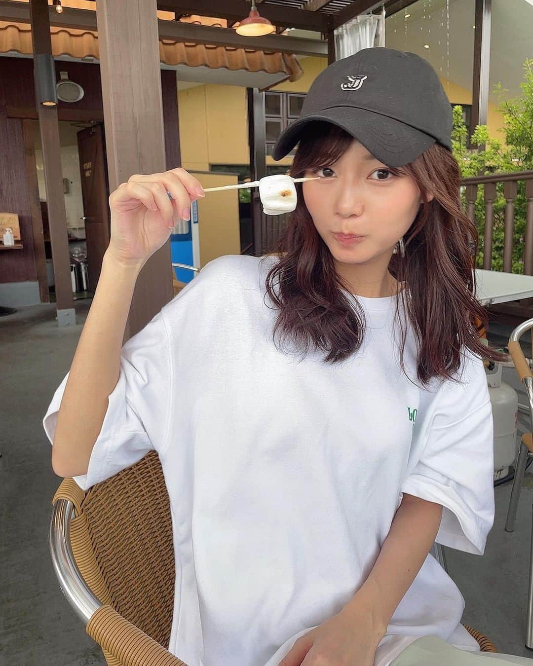 杉浦みずきのインスタグラム：「. 写真撮ってたらマシュマロ落ちてきて 指で支えたの図 あぶな〜い 😯 ・ ・ #私服 #ootd #tシャツコーデ #白tコーデ #ビッグt #ビッグシルエット #カジュアルコーデ #キャップコーデ #バンツコーデ #パンツスタイル #グリーンコーデ」