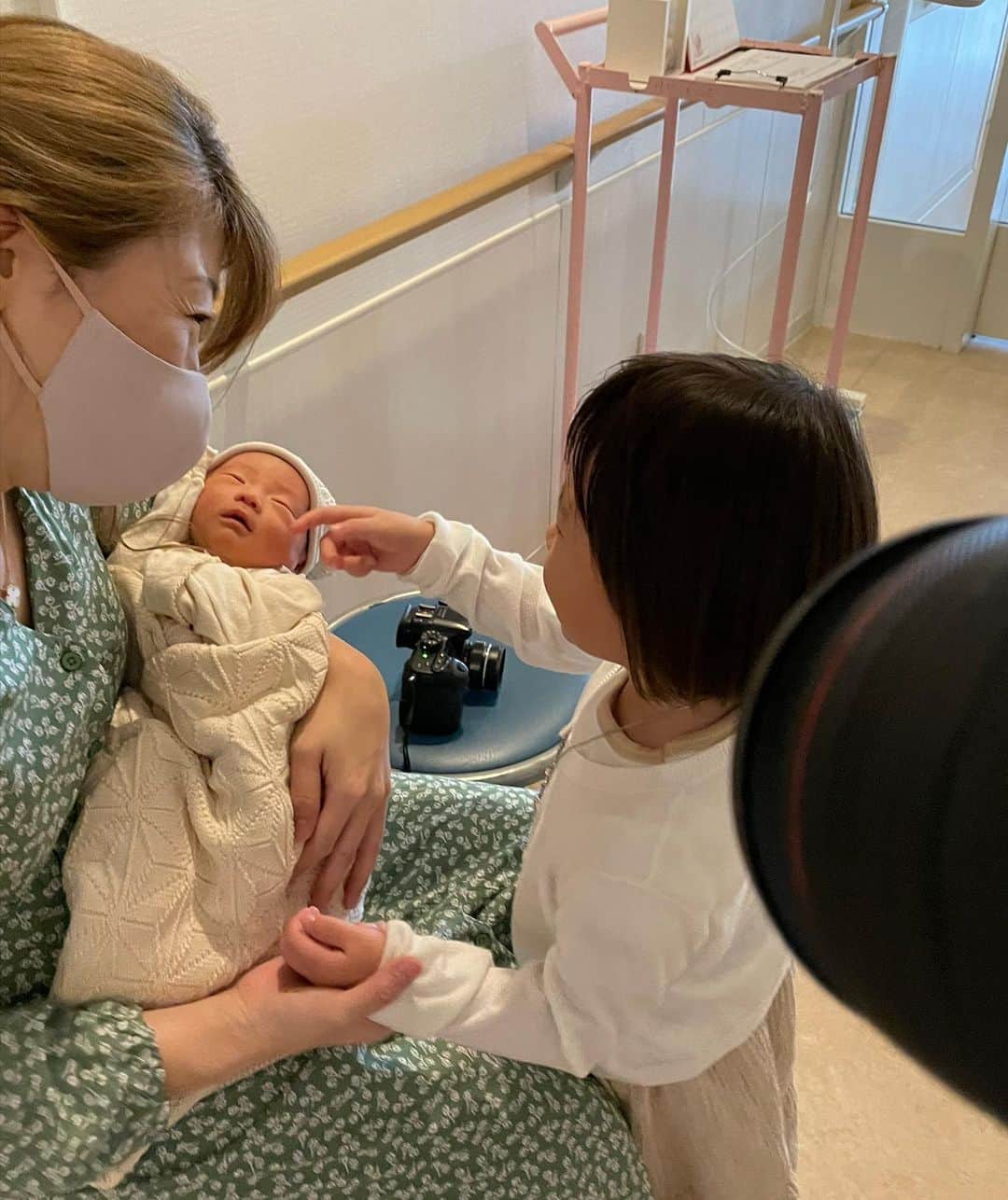 吉田ちかさんのインスタグラム写真 - (吉田ちかInstagram)「Hey guys! Baby and I checked out of the hospital and finally got to go home to Pudding and Osaru-san💕  I was so excited to see Pudding, but she seemed more excited to see the baby than anything else lol   As soon as she saw him she was like “He’s so cute! Can I hold him?!” And it’s been that over and over again ever since lol   Life back home is extremely hectic lol Trying to juggle both the baby and Pudding omg This is going to take some getting used to 😅 but I don’t mind the challenge and am super excited for our new journey together!!   無事退院して、赤ちゃんを連れてやっとプリンとおさるさんに会えました💕  すっかりお姉ちゃんになったプリンに会うのが楽しみ過ぎましたが、プリンは私との再会よりもベビーと初めて会うことが何よりも嬉しったみたいで、会った瞬間からHe’s so cute! Can I hold him?? と聞いてきて、それかやずーっと抱っこしたい抱っこしたい言ってますw 🤣  家での生活は、早速慌ただしくて😅ベビーを抱っこしながらプリンにもアテンションを💦  慣れるまで少し時間が掛かりそうですが😱これから始まる自分たちの冒険にワクワクしています💕  P.S. おさるさんの顔、特に解禁してません😂前回の写真、マスクを付けていたので、いいかなーと思ったのですが、みんなが解禁！！みたいになってて逆にびっくり😅すみまさん🙈笑  #顔が浮腫みまくり💦」10月14日 20時20分 - bilingirl_chika