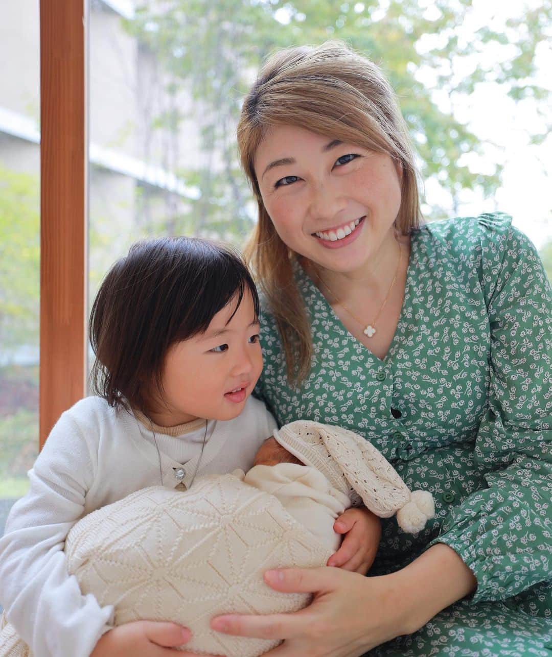 吉田ちかのインスタグラム：「Hey guys! Baby and I checked out of the hospital and finally got to go home to Pudding and Osaru-san💕  I was so excited to see Pudding, but she seemed more excited to see the baby than anything else lol   As soon as she saw him she was like “He’s so cute! Can I hold him?!” And it’s been that over and over again ever since lol   Life back home is extremely hectic lol Trying to juggle both the baby and Pudding omg This is going to take some getting used to 😅 but I don’t mind the challenge and am super excited for our new journey together!!   無事退院して、赤ちゃんを連れてやっとプリンとおさるさんに会えました💕  すっかりお姉ちゃんになったプリンに会うのが楽しみ過ぎましたが、プリンは私との再会よりもベビーと初めて会うことが何よりも嬉しったみたいで、会った瞬間からHe’s so cute! Can I hold him?? と聞いてきて、それかやずーっと抱っこしたい抱っこしたい言ってますw 🤣  家での生活は、早速慌ただしくて😅ベビーを抱っこしながらプリンにもアテンションを💦  慣れるまで少し時間が掛かりそうですが😱これから始まる自分たちの冒険にワクワクしています💕  P.S. おさるさんの顔、特に解禁してません😂前回の写真、マスクを付けていたので、いいかなーと思ったのですが、みんなが解禁！！みたいになってて逆にびっくり😅すみまさん🙈笑  #顔が浮腫みまくり💦」