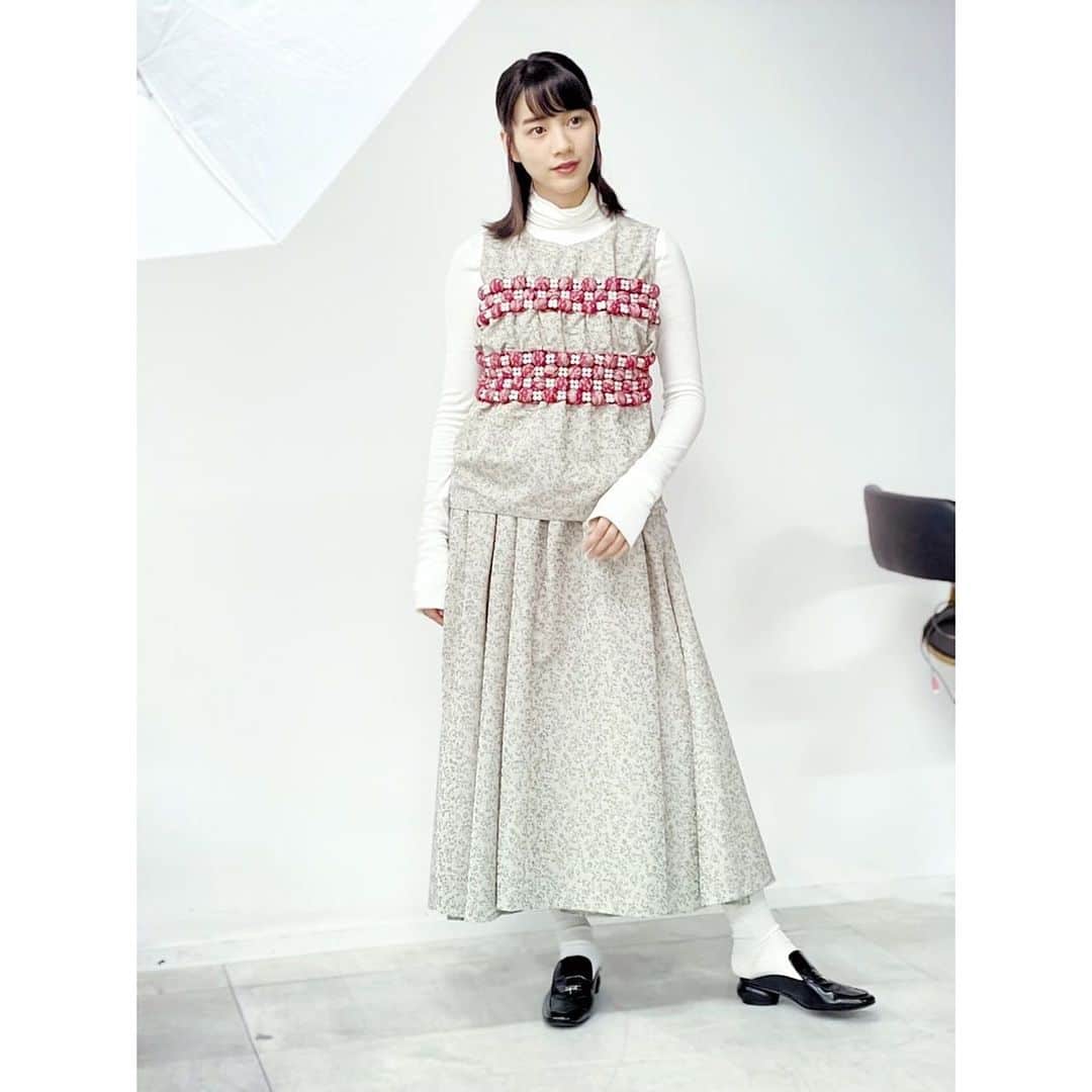 のインスタグラム：「取材にて。可愛い赤の飾り。💄  #越境放送 #のんやろがチャンネル @harumi_showroom dress&vest: @riv_nobuhiko turtleneck: @cast_colon shoes: @akiranaka.official Hair&make:Shie Kanno」