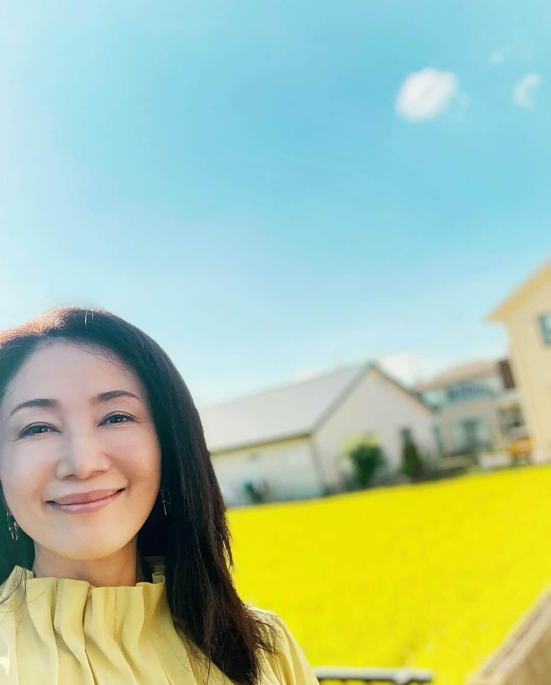 坂村かおるさんのインスタグラム写真 - (坂村かおるInstagram)「・ 秋晴れ☀️ ・ 家のバルコニーからは稲穂が実を付けてきた様子が見られます。 ・ 「実るほど頭を垂れる稲穂かな」そんな言葉を思い出して、今日も美味しいお米を食べられる事に感謝☺️ ・ ・ 皆さん、お疲れ様です。 ・ ・  いつも「いいね♡」を頂きありがとうございます。 皆様のお言葉に励まされています☺️☺️  #美ST #美魔女 #team美魔女 #クィーンオブ美魔女 #国民的美魔女コンテスト #坂村かおる #トータルビューティーアドバイザー #美しく老いる #美容好きと繋がりたい #コスメ好きと繋がりたい #ファッション好きと繋がりたい #今日のコーデ #お洋服好きと繋がりたい #美魔女が変わる #美意識高い人と繋がりたい #トータルバランス #秋晴れ #稲穂 #実るほど頭を垂れる稲穂かな #笑顔」10月14日 20時22分 - kaoru.sakamura