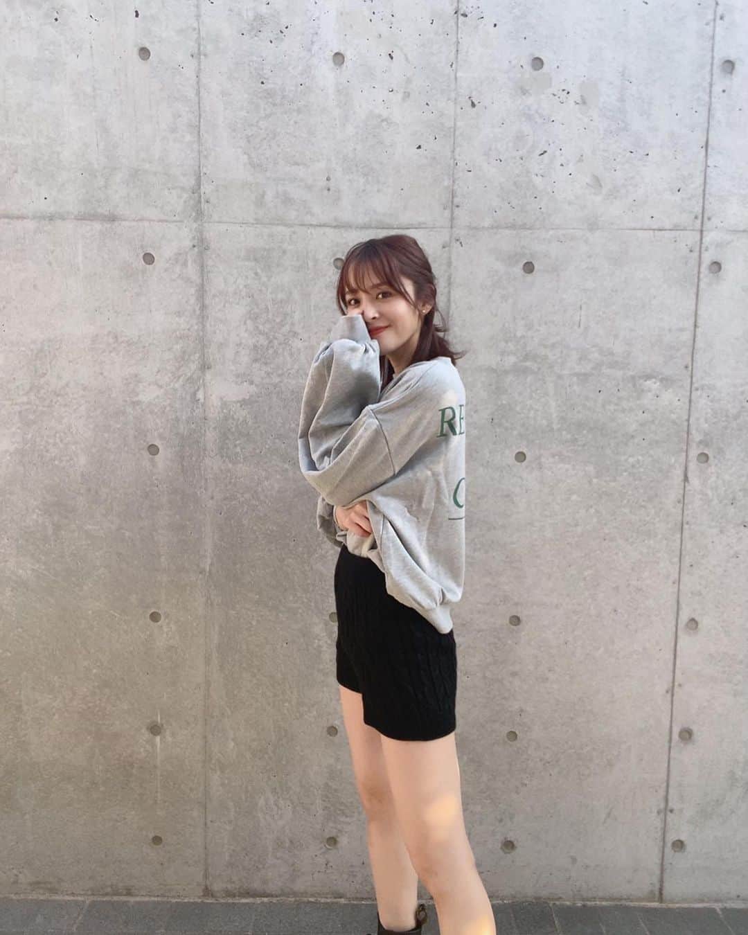 美咲結衣 私服 神部美咲さんのインスタグラム写真 - (神部美咲Instagram)「#じんぶ私服 ニットショートパンツ 最高にラクです💜 #ニットパンツ  #ニットショートパンツ #スウェット #マーチン」10月14日 20時23分 - jimbu_misaki