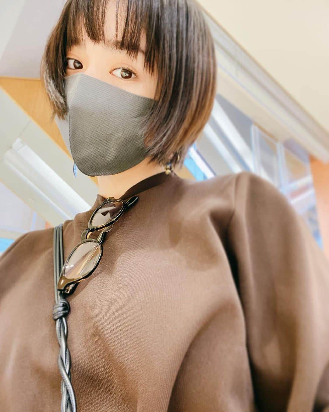 のインスタグラム：「🤎🖤 今週のラッキーカラーもちゃっかり 取り入れちゃうんだからっっ  長袖着られるの嬉しいなぁ 寒暖差お気をつけて下さいね☺︎  #しいたけ占いだいすき」