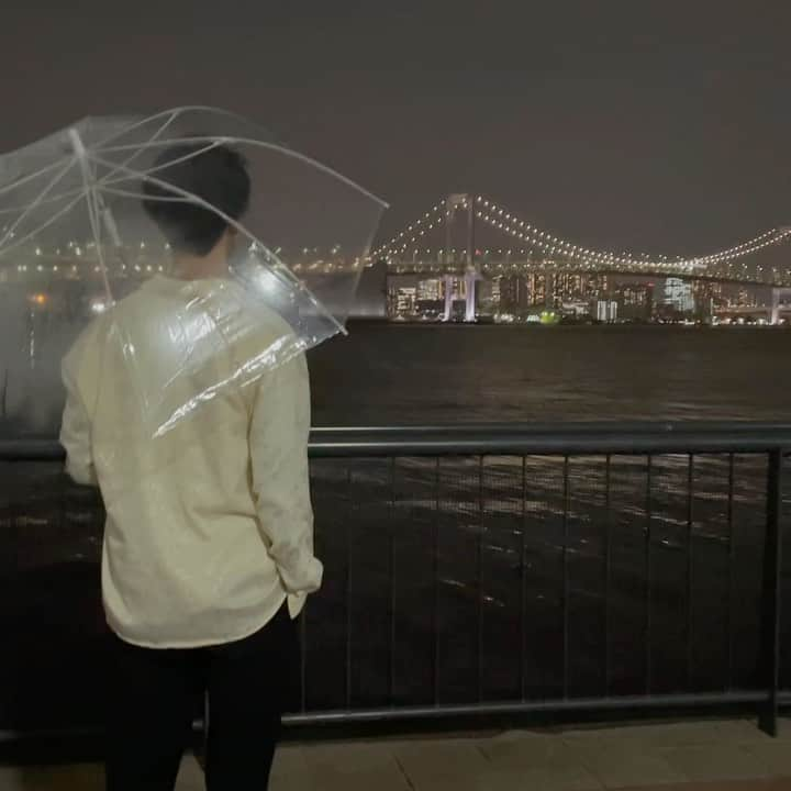 田口淳之介のインスタグラム：「Rainbow bridge  Making of アンブレラ dir. @toguchi_saru  H&M nobu styling @keita_uchida   #田口淳之介#MV#making #アンブレラ#水野あつ @atsu3614  #9caratDiamonds」